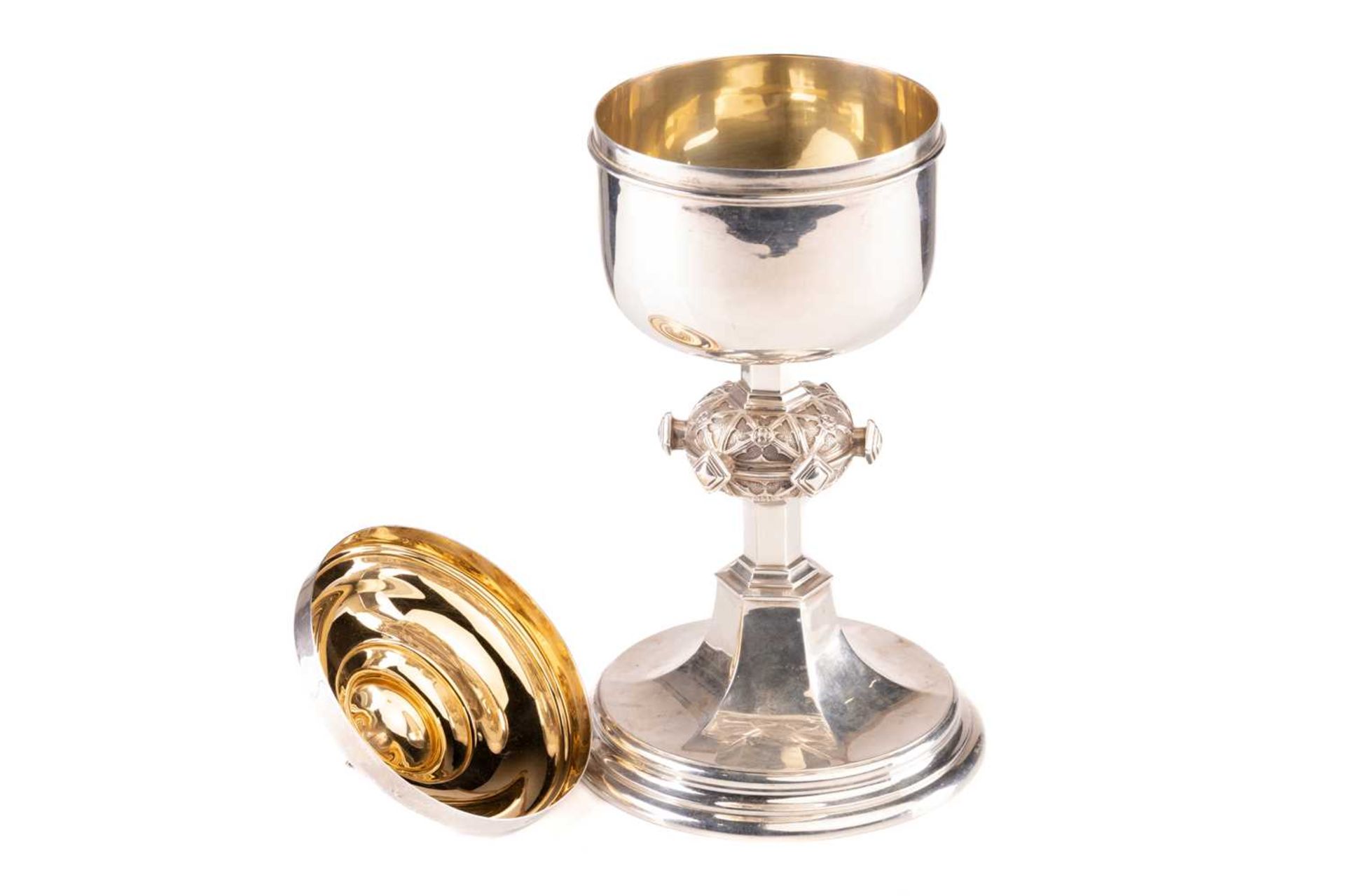 A silver ciborium, R & T Washbourne Ltd, London 1909, the cover with stepped and domed knop, with - Image 7 of 8