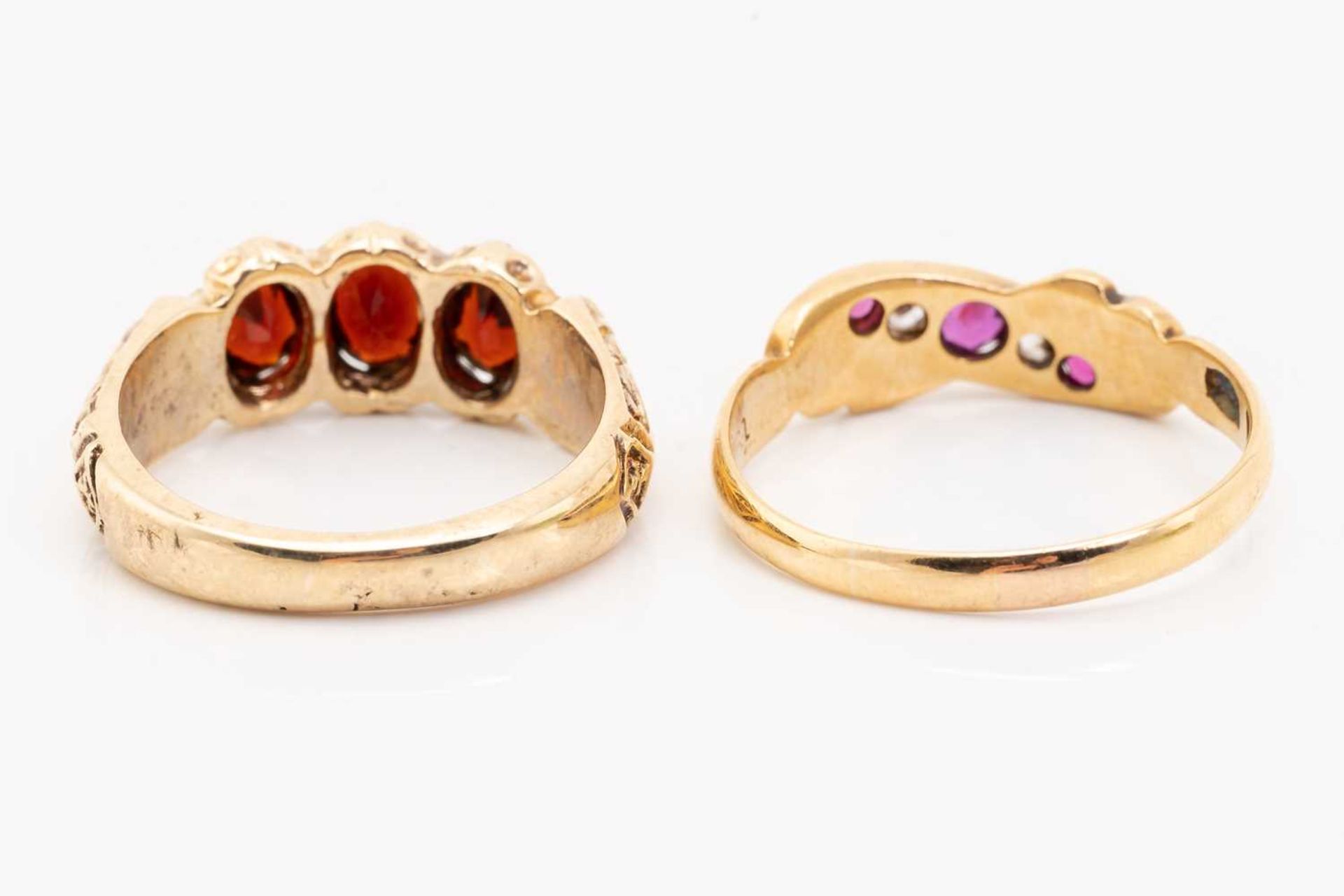 An Edwardian ruby and diamond ring, together with a three-stone garnet ring; the first consists of - Image 4 of 6