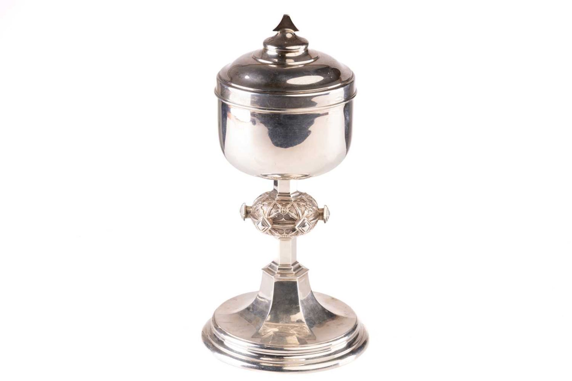 A silver ciborium, R & T Washbourne Ltd, London 1909, the cover with stepped and domed knop, with