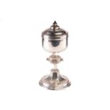 A silver ciborium, R & T Washbourne Ltd, London 1909, the cover with stepped and domed knop, with
