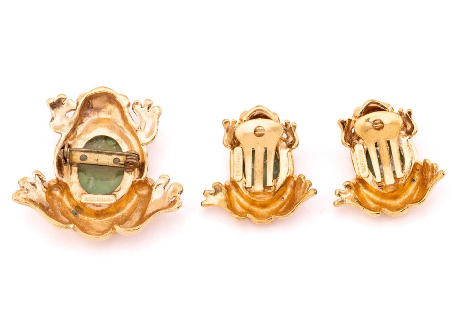 Valentino - a novelty frog costume jewellery suite consisting of a choker, bracelet, brooch and a - Image 3 of 10