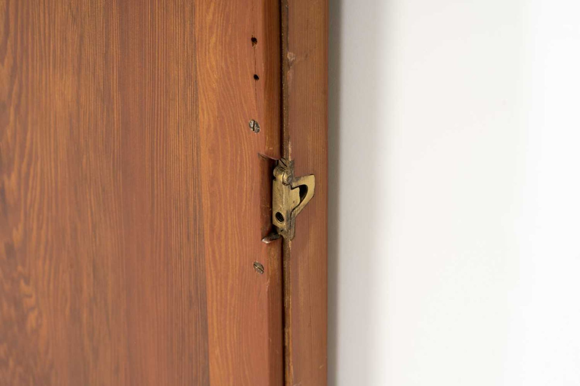 An Edwardian pine? dressing table by Howard & Sons, the swing mirror on shelved supports above a - Image 19 of 19