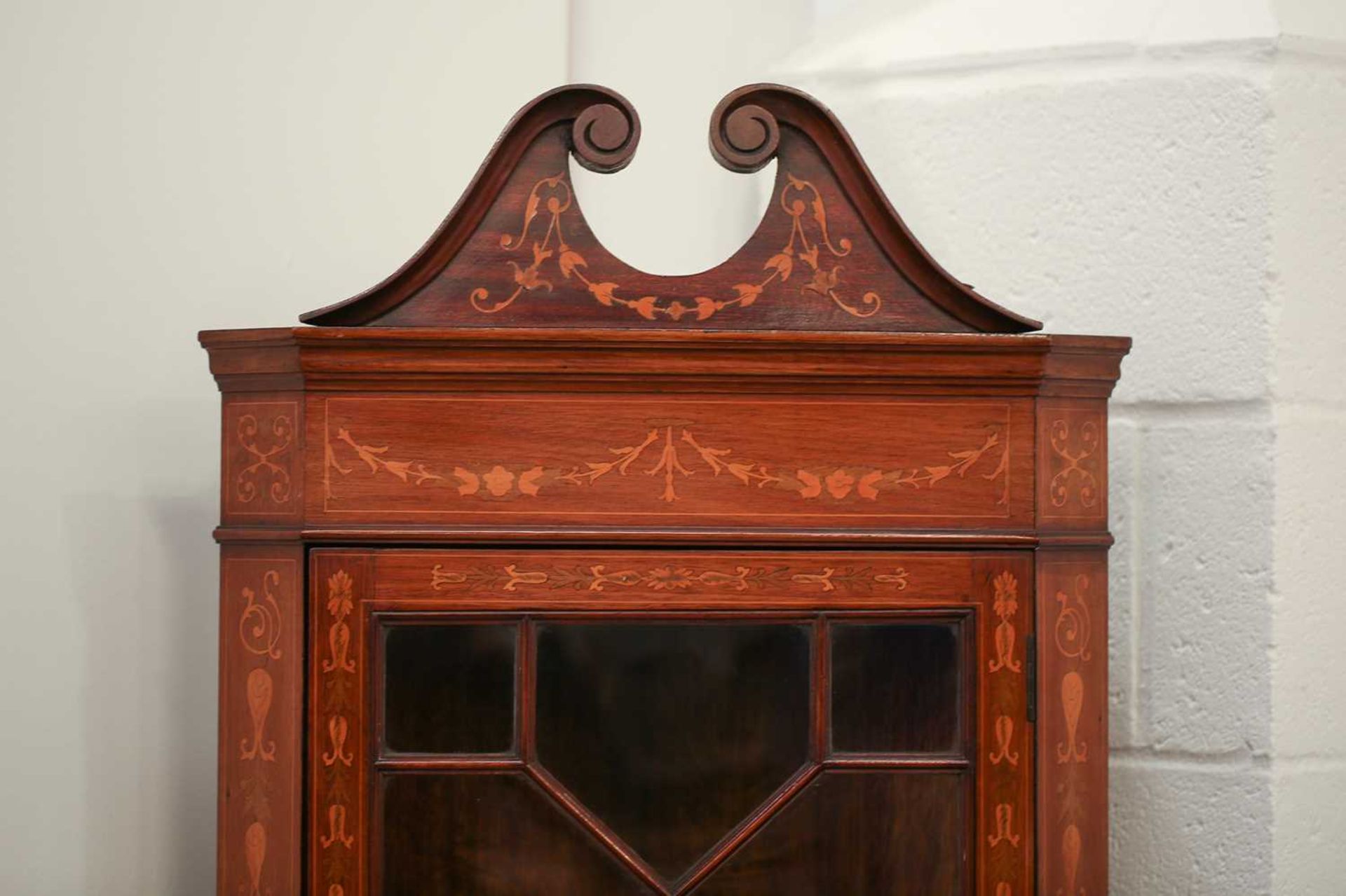 An Edwardian mahogany and Neo-Classical marquetry inlaid freestanding corner display cabinet, in the - Image 15 of 15