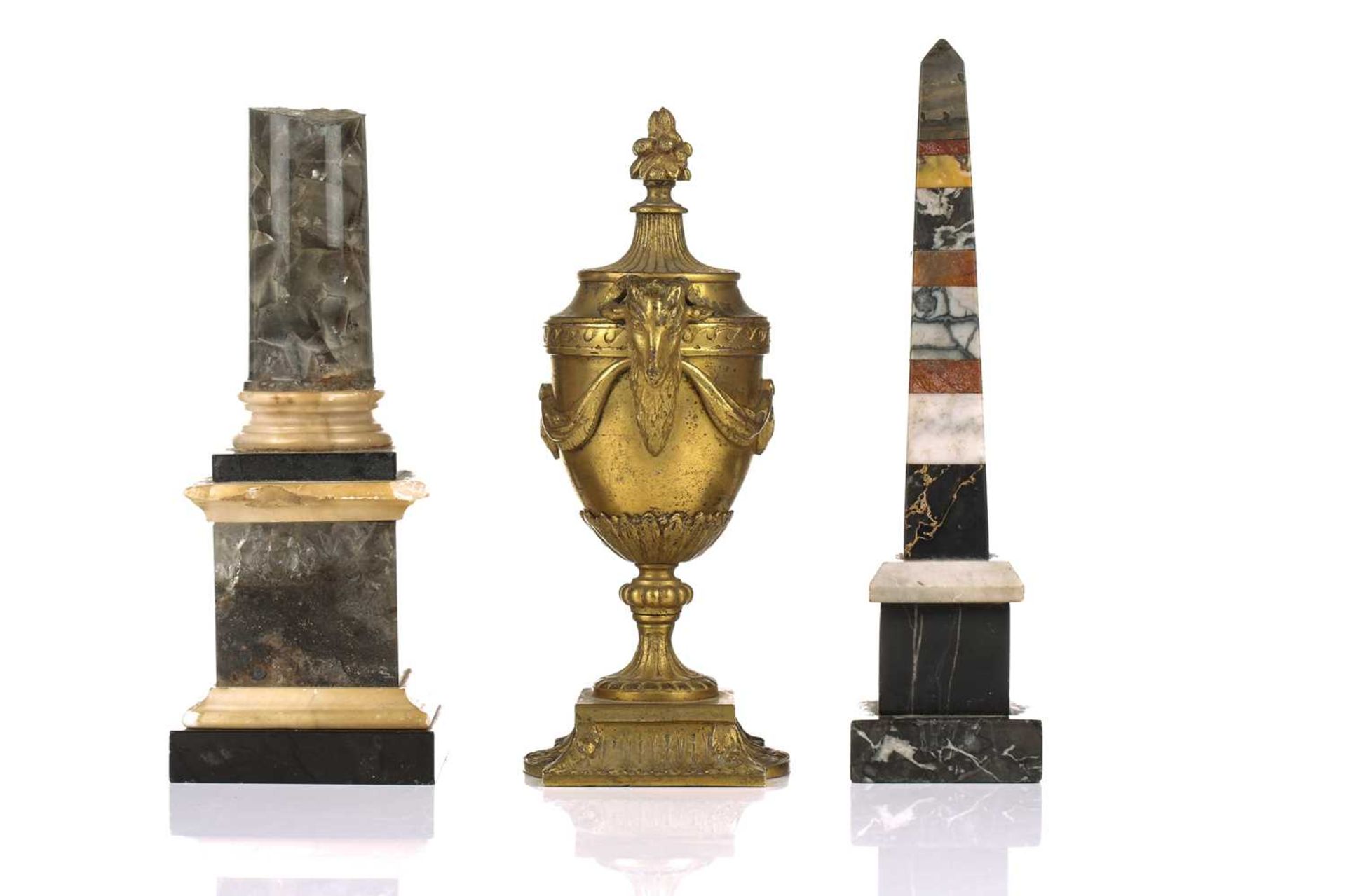 A collection of small grand tour items including a late grand tour cast bronze model of an ancient - Bild 5 aus 30