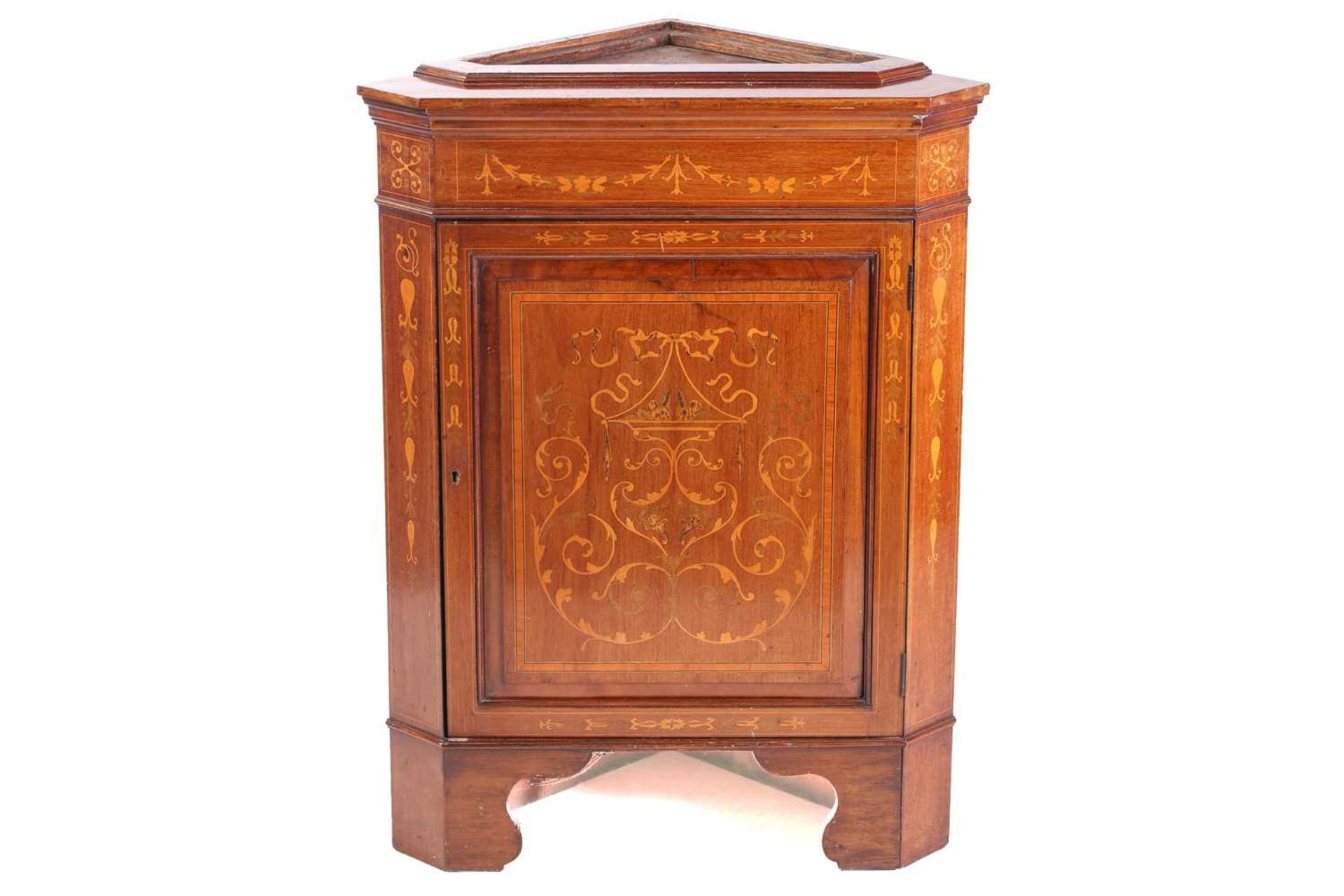 An Edwardian mahogany and Neo-Classical marquetry inlaid freestanding corner display cabinet, in the - Image 4 of 15