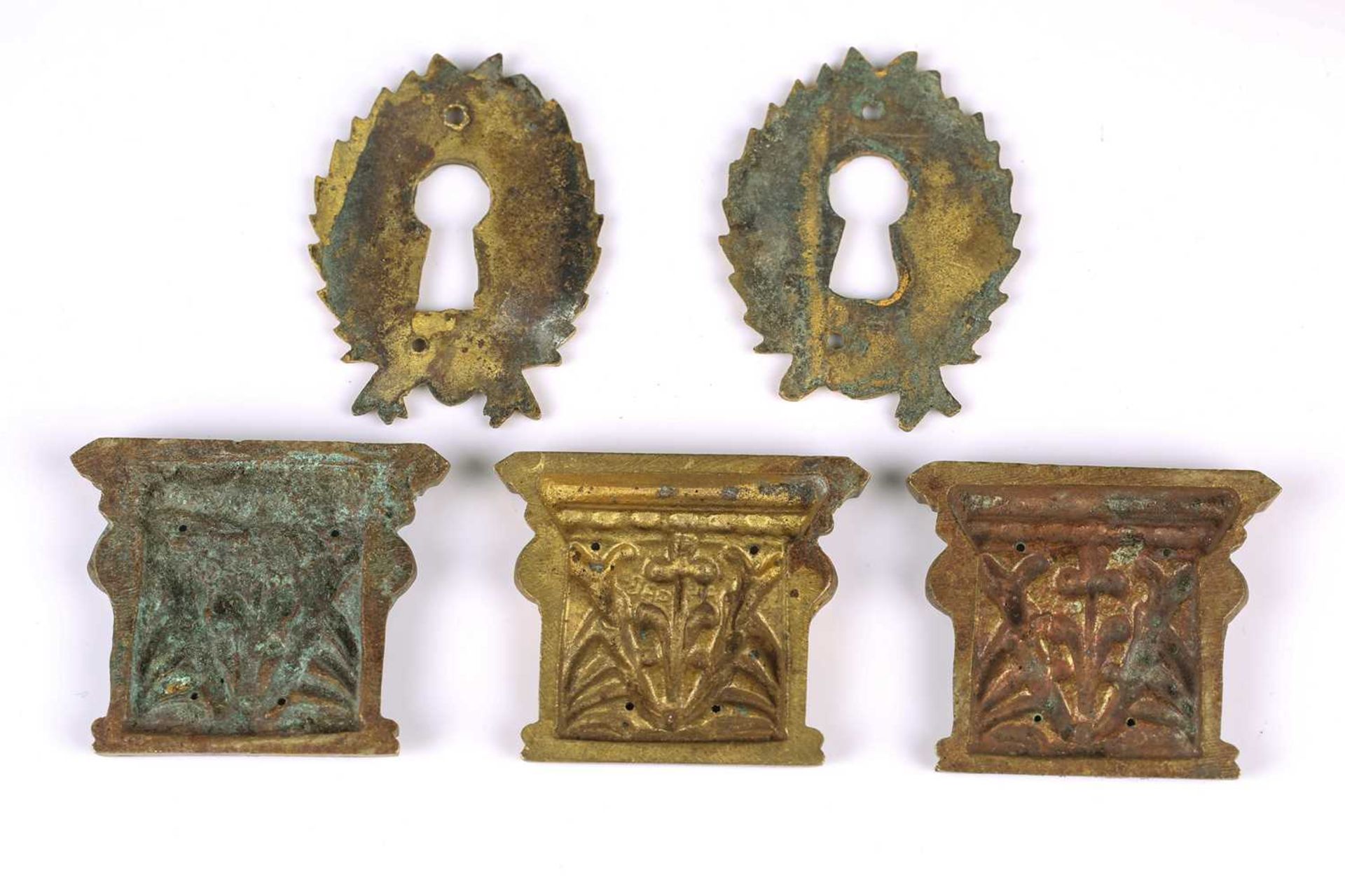 A collection of small grand tour items including a late grand tour cast bronze model of an ancient - Bild 13 aus 30