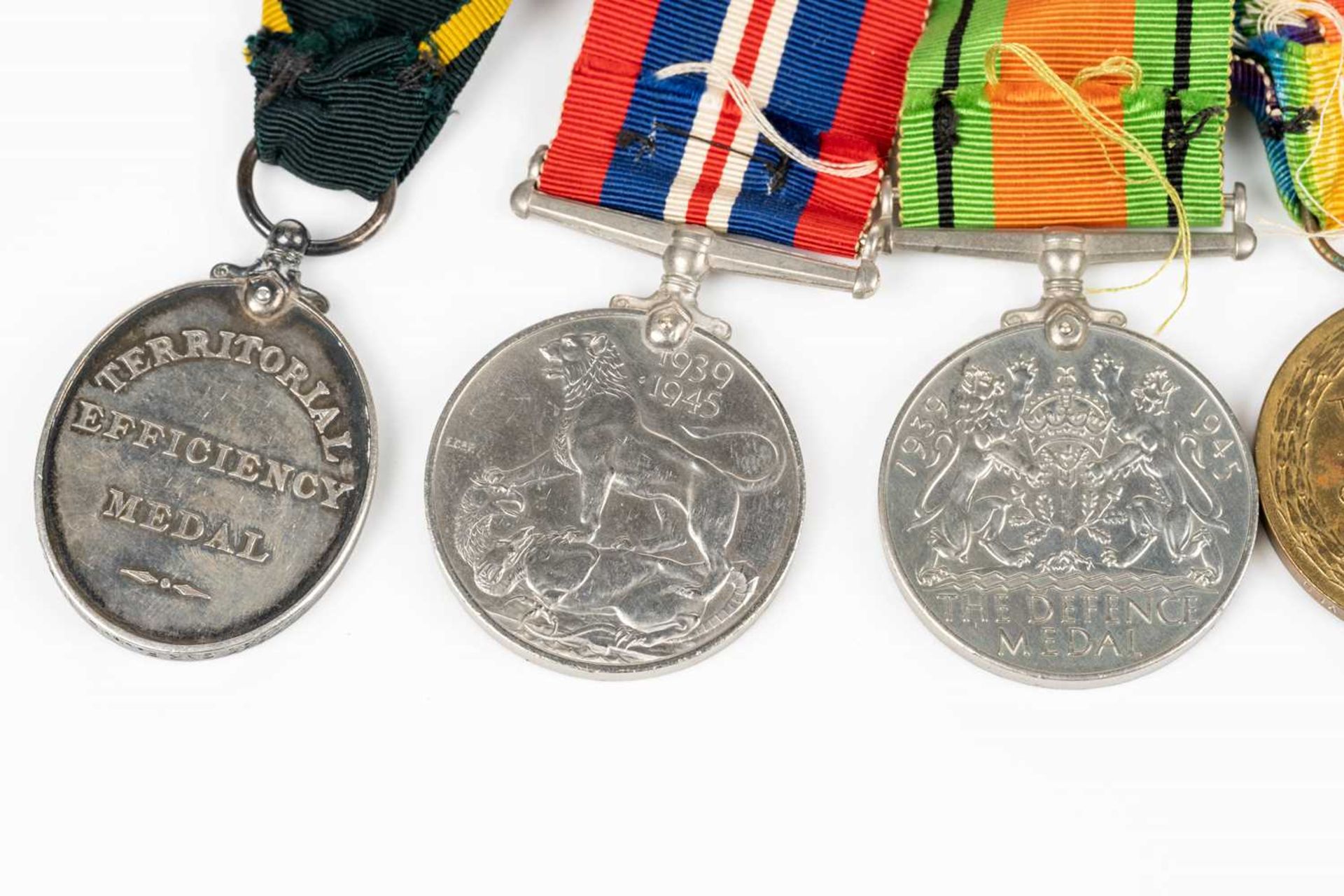 A WWI and WWII medal group, comprising a 1914-15 Star, a WW1 Campaign and a Victory medal, each - Image 5 of 7