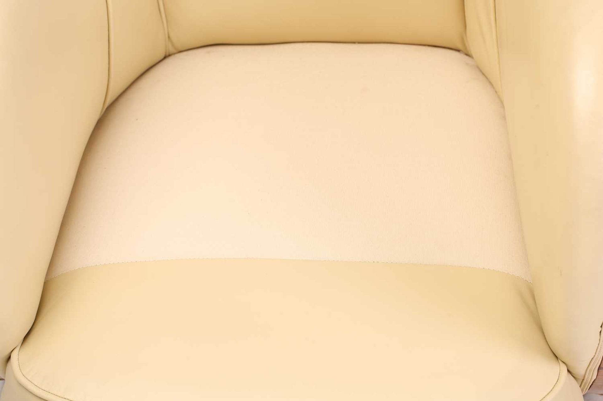 A good quality Art Deco style 'Odeonesque' design ivory hide upholstered Cloud Back three-piece - Image 9 of 16