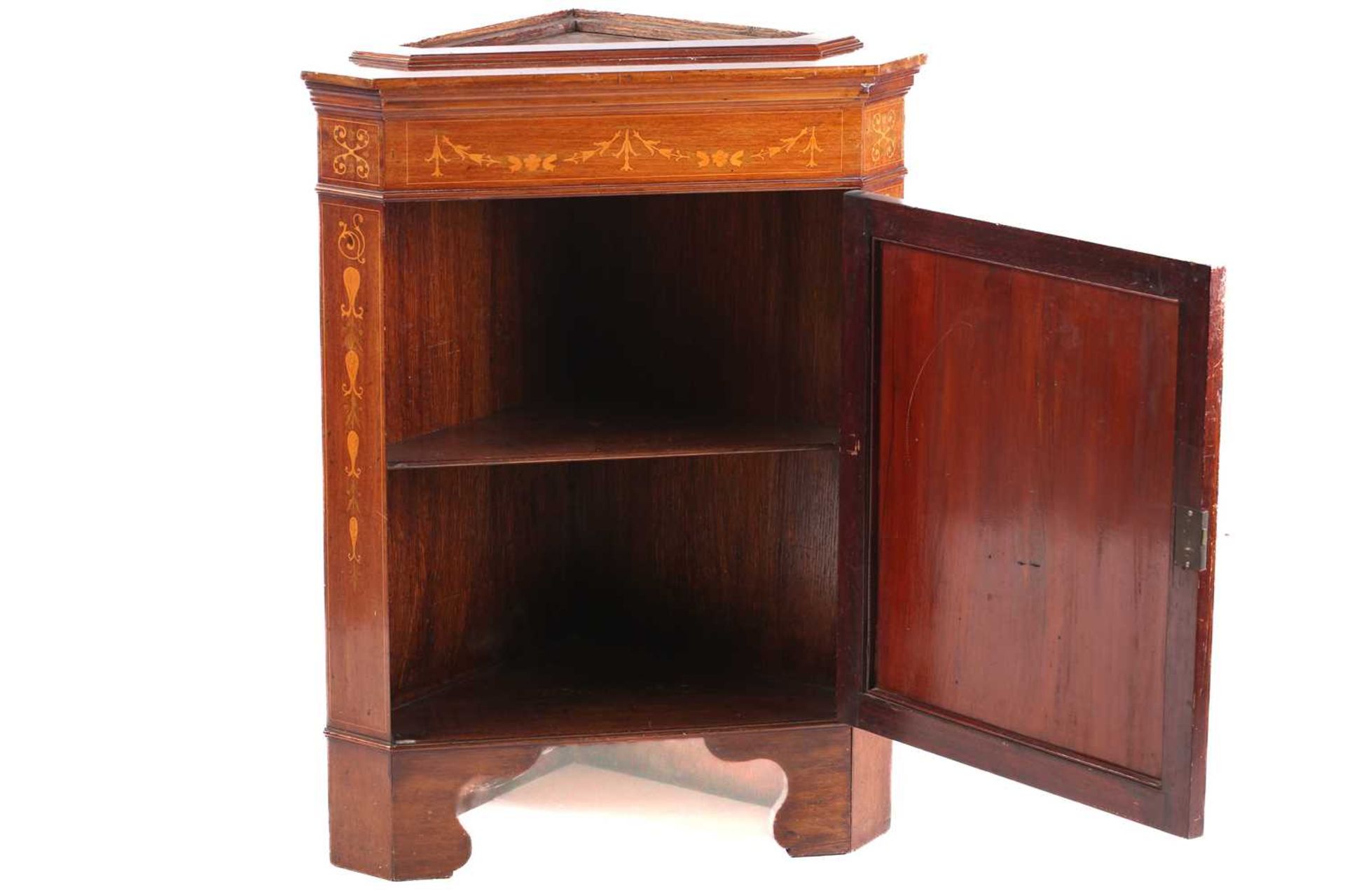 An Edwardian mahogany and Neo-Classical marquetry inlaid freestanding corner display cabinet, in the - Image 5 of 15