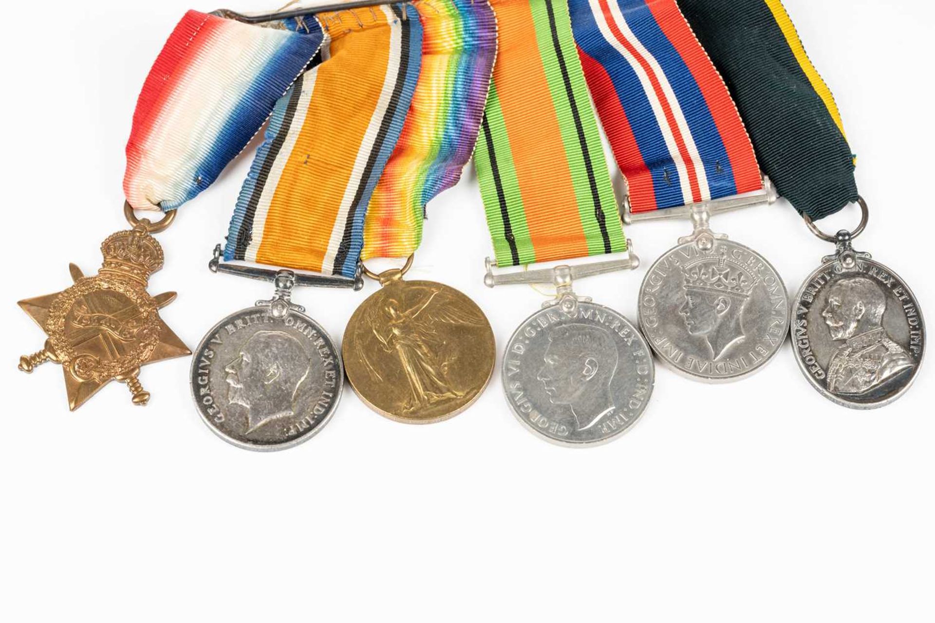 A WWI and WWII medal group, comprising a 1914-15 Star, a WW1 Campaign and a Victory medal, each - Image 4 of 7