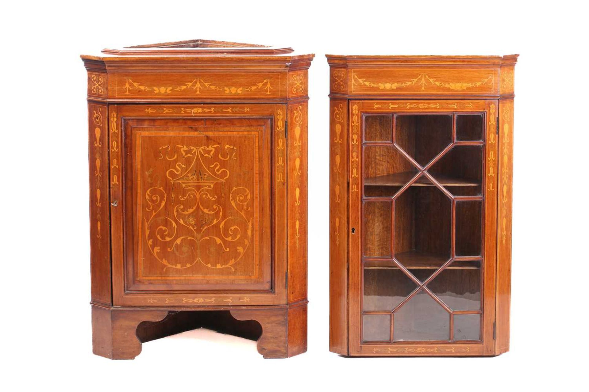 An Edwardian mahogany and Neo-Classical marquetry inlaid freestanding corner display cabinet, in the - Image 7 of 15