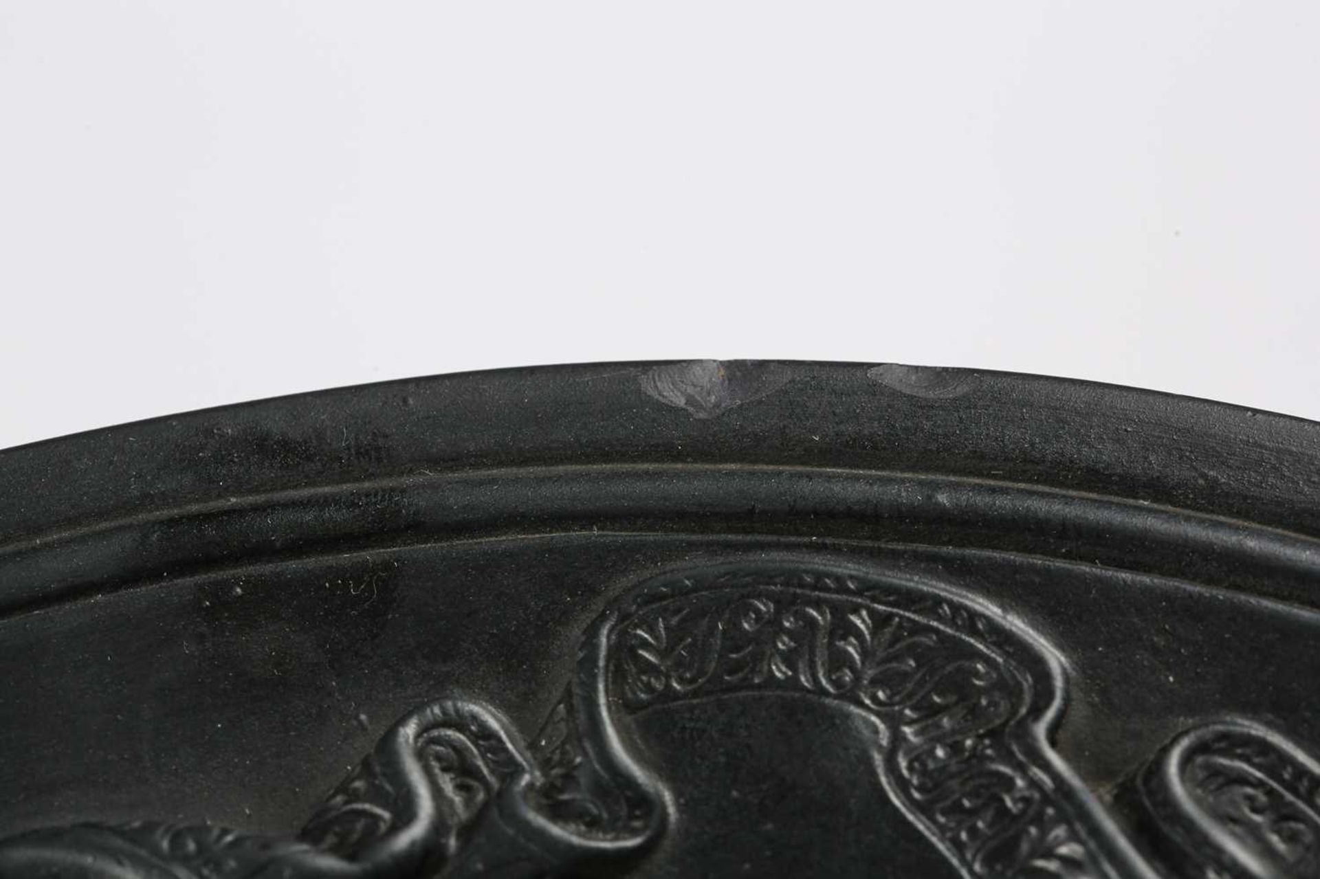 A pair of large late 19th century Wedgwood black basalt circular plaques, depicting neo-classical - Bild 16 aus 33
