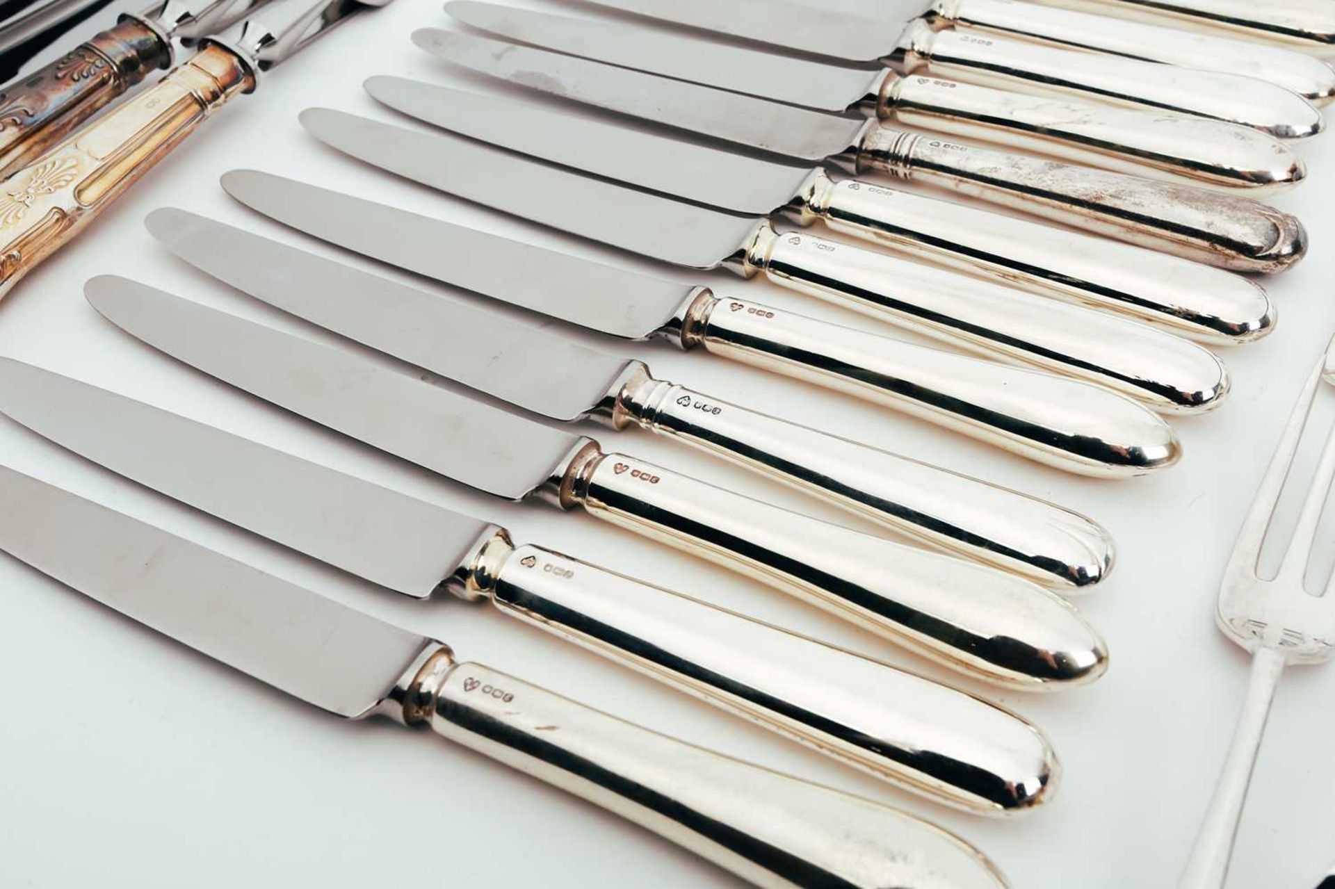 A mixed collection of modern silver flatware, including two Hanoverian Rats Tailbasting spoons, - Bild 6 aus 8