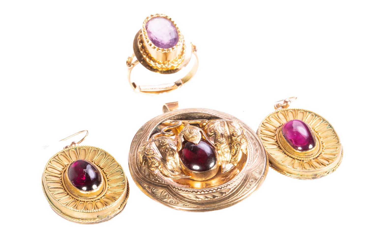 A small selection of jewellery items set with garnets and amethyst; to include an amethyst dress - Image 2 of 3