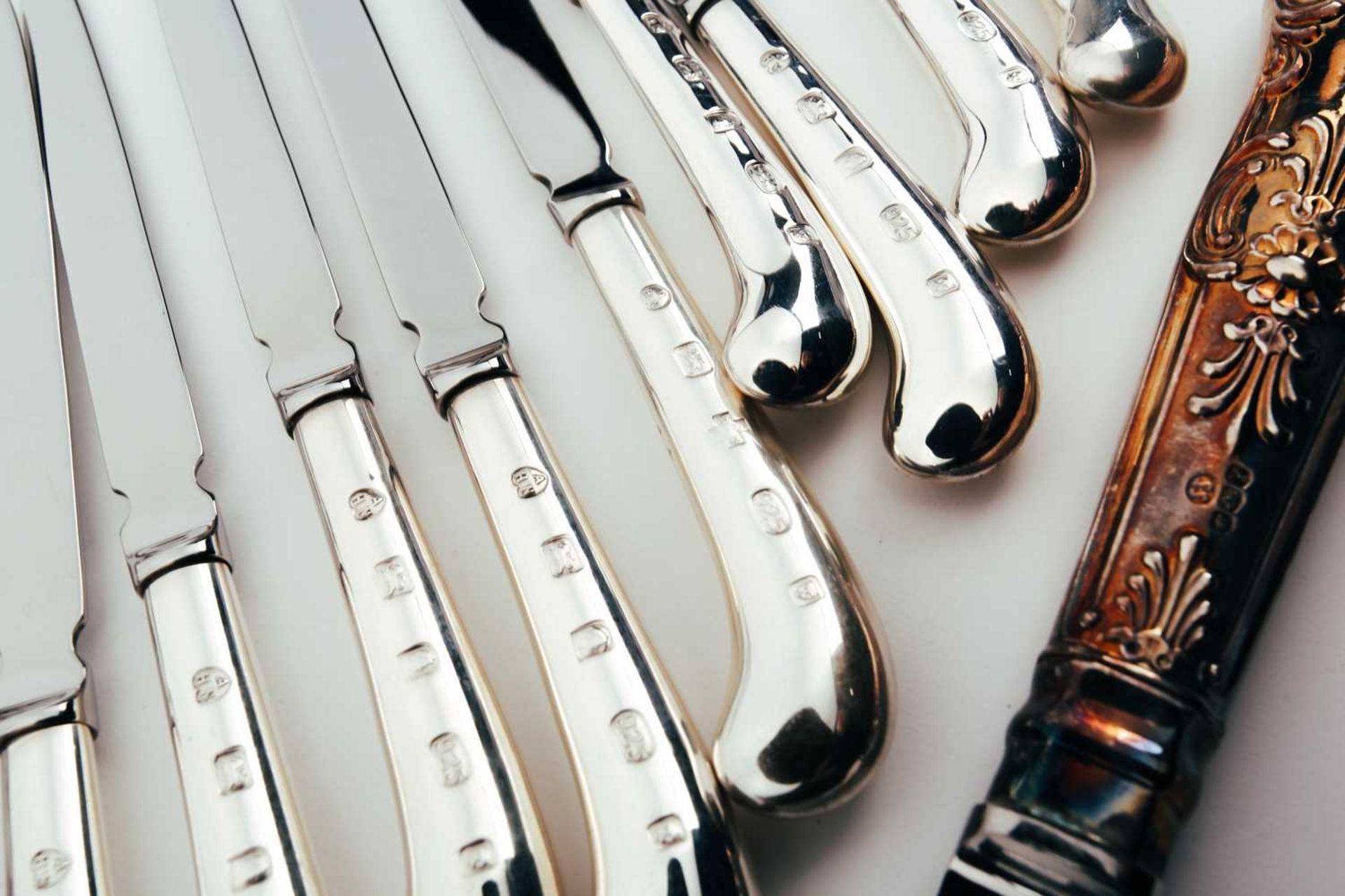 A mixed collection of various modern silver-handled knives, some with pistol grip handles - Image 11 of 13