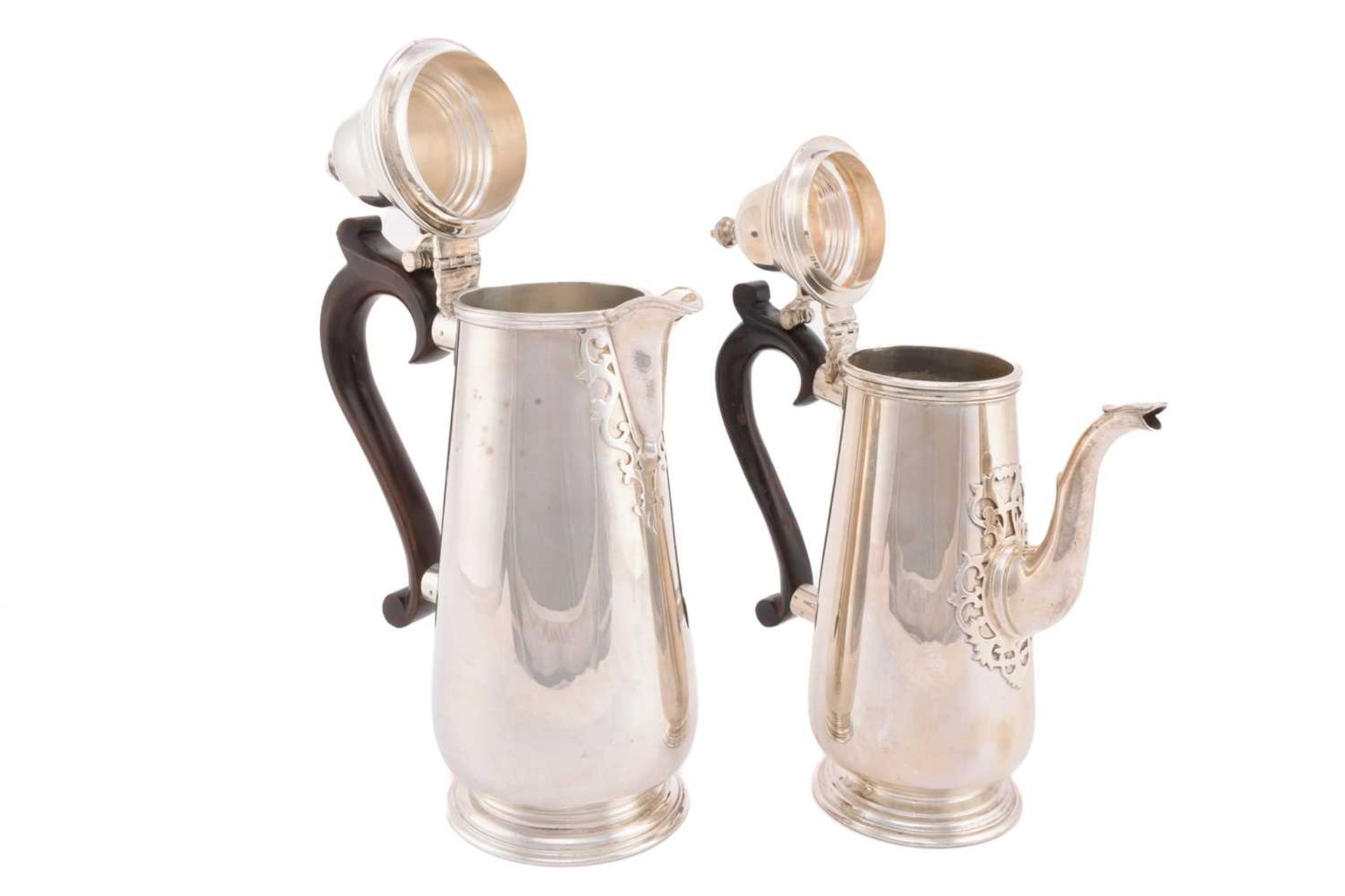 A silver hot water jug and coffee pot, London 1970 by A Haviland-Nye, both with a domed lid above - Image 3 of 9