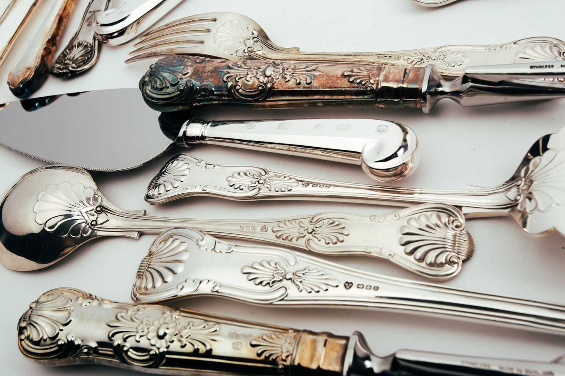 A collection of mostly modern matched kings pattern silver flatware, total weight 51.22 ozt ( - Bild 2 aus 7