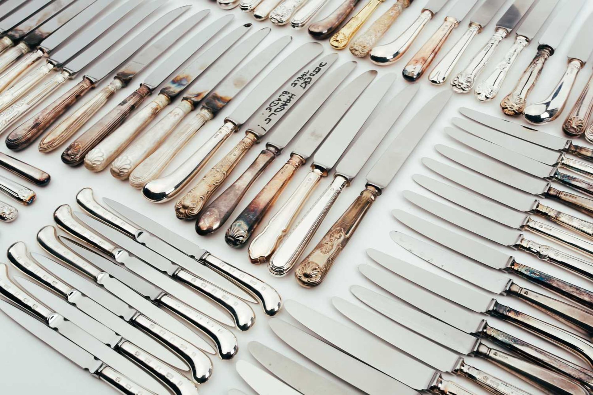 A large mixed collection of various modern silver-handled knives. - Bild 9 aus 12