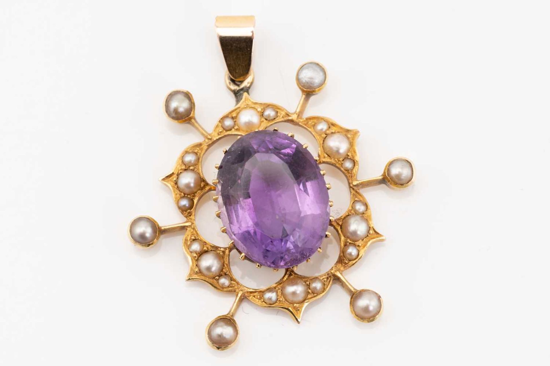 A collection of five pendants comprising an amethyst and seed pearl pendant, two gem and paste set - Bild 2 aus 8