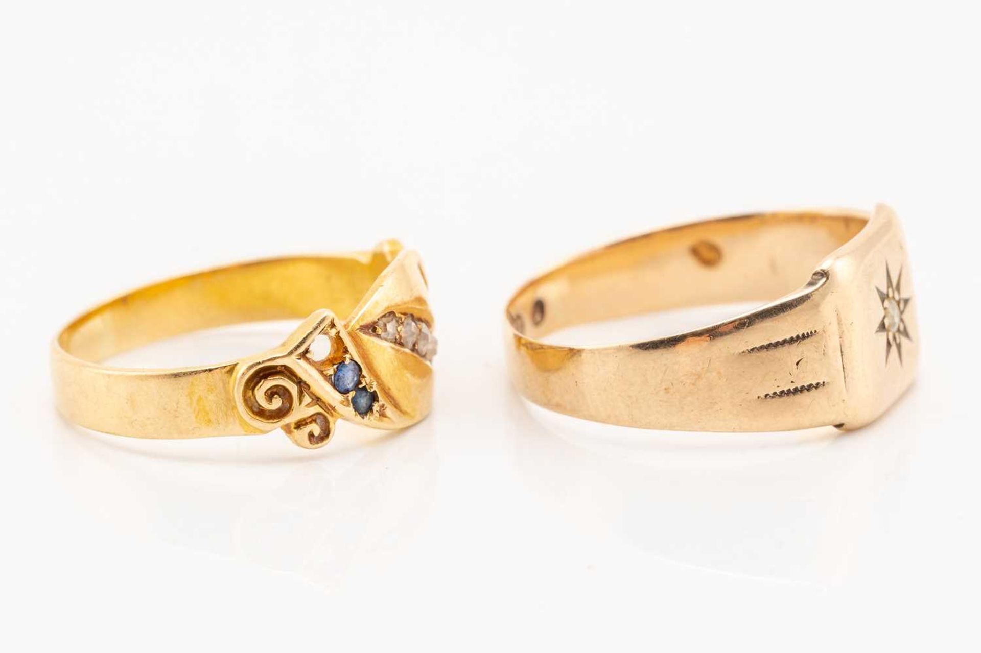 An Edwardian gem-set dress ring in 18ct gold and a diamond-set signet ring; the first ring comprises - Image 2 of 6