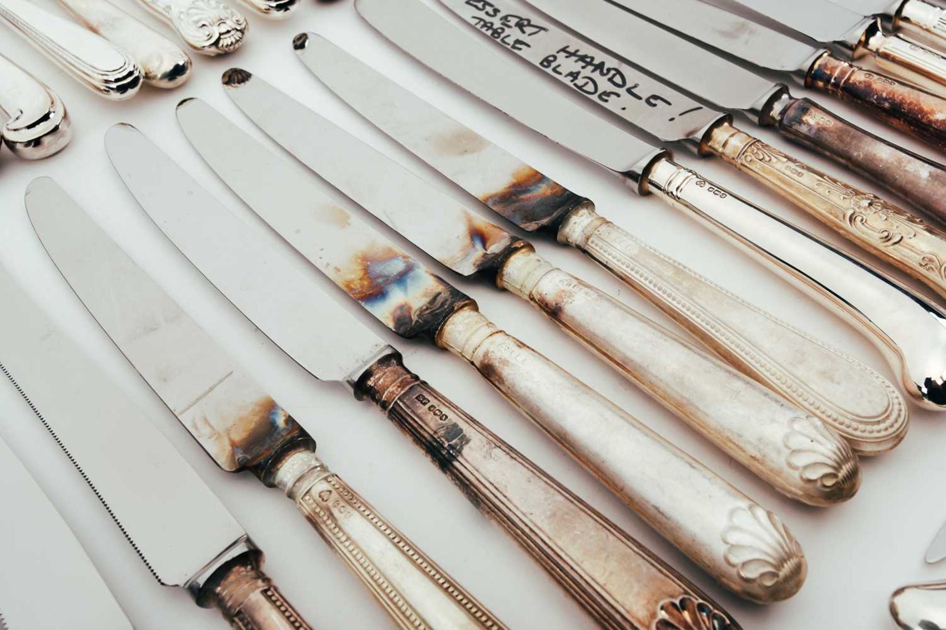 A large mixed collection of various modern silver-handled knives. - Bild 11 aus 12