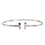 Tiffany & Co. - A Tiffany T narrow wire bangle in 18ct white gold. Signed and in the original