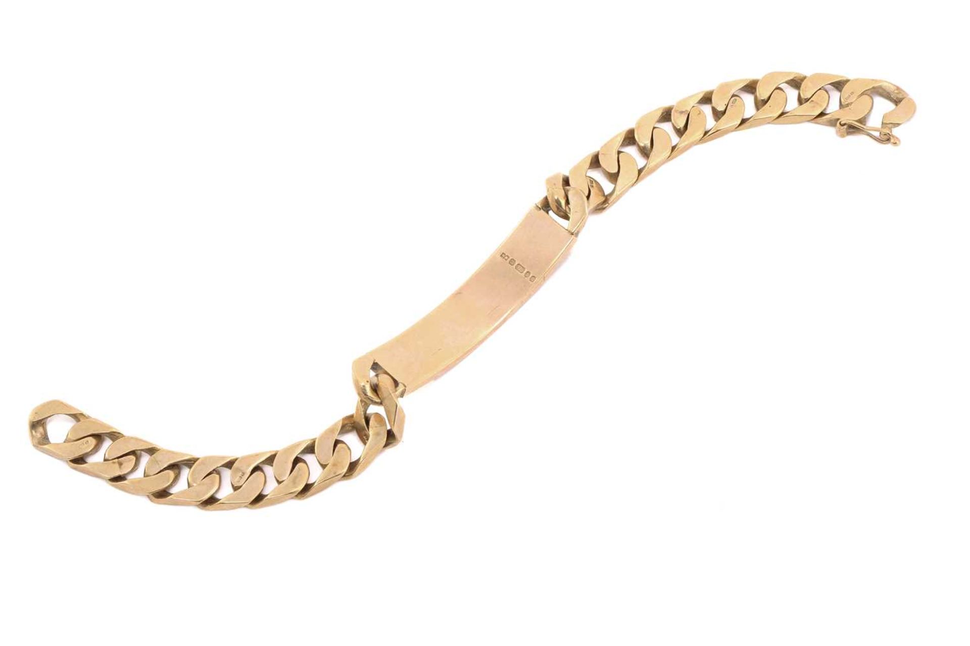 A 9ct yellow gold ID bracelet, consisting of a flat heavy curb chain attaching a curved ID tag, - Bild 2 aus 4