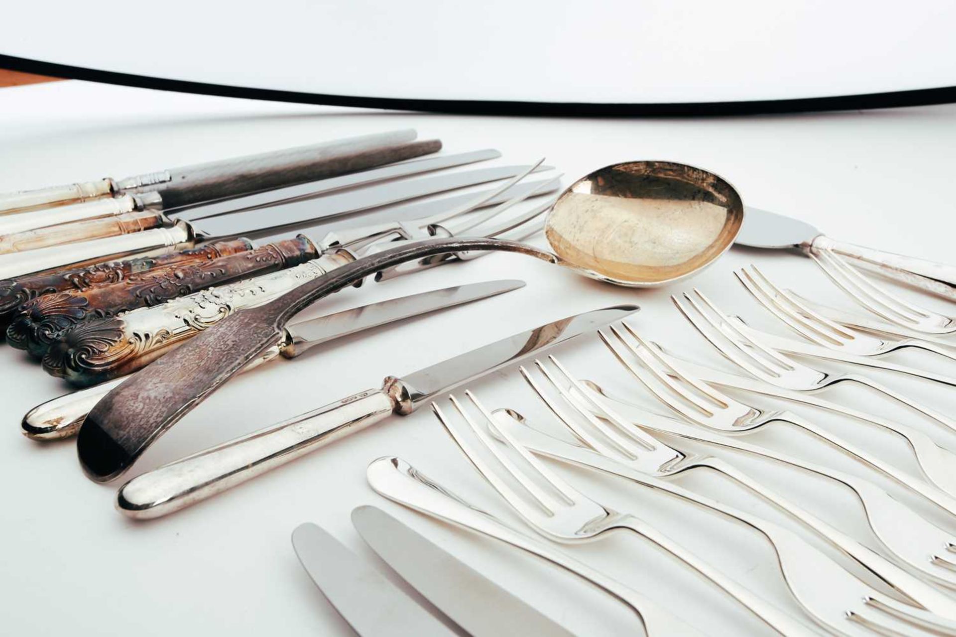 A mixed collection of modern silver flatware, forks and a large fiddle pattern ladle, London 1973 - Bild 10 aus 10