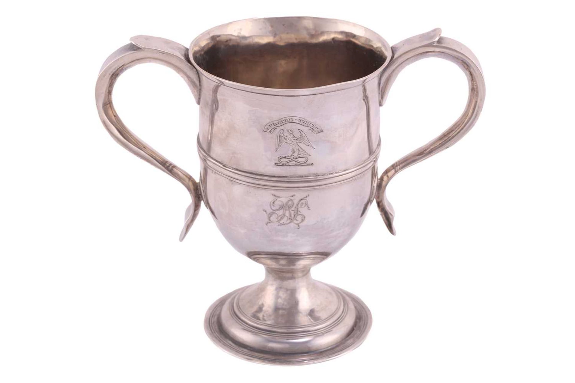 A George III two handled cup; inverted bell shape with hollow side handles and central reeded - Bild 2 aus 5