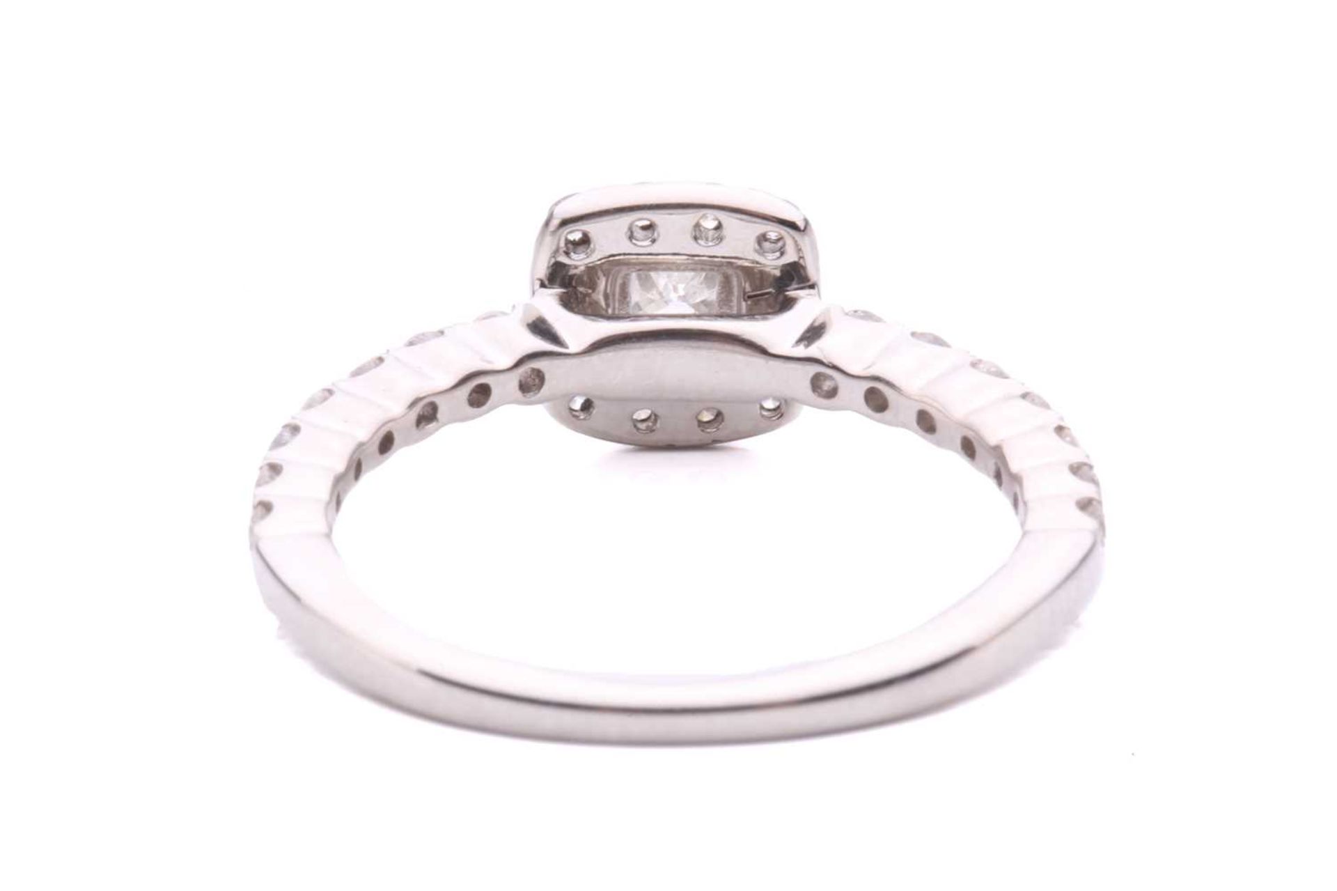A princess-cut diamond halo ring, with a central claw set princess-cut diamond measuring 3.6x3.3mm - Bild 3 aus 5