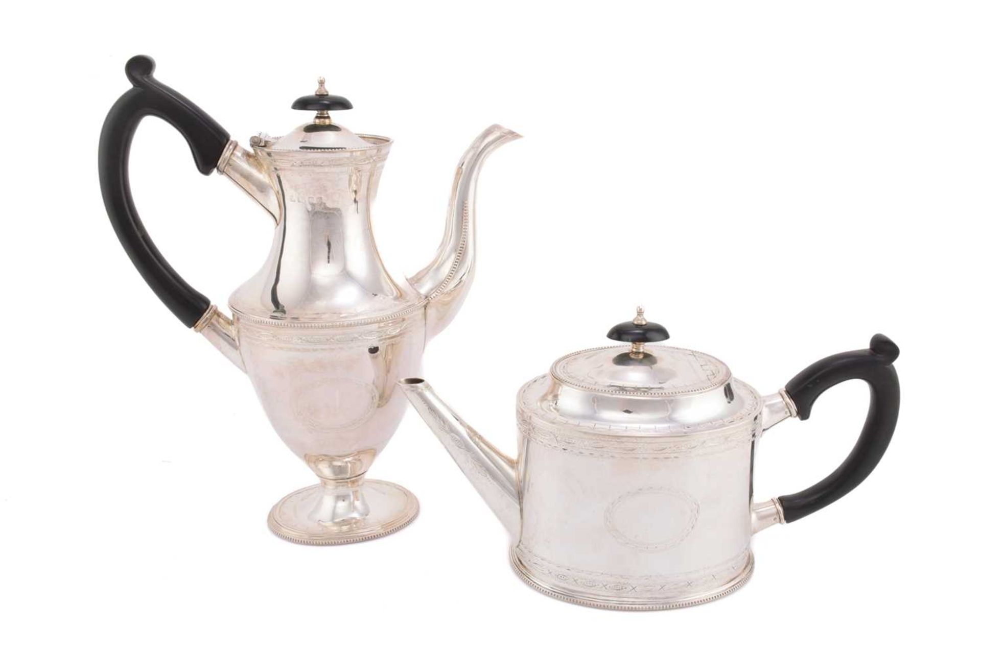 A matched five-piece silver tea set, London 1975/76 by A Haviland-Nye, comprising of a teapot, - Bild 4 aus 11