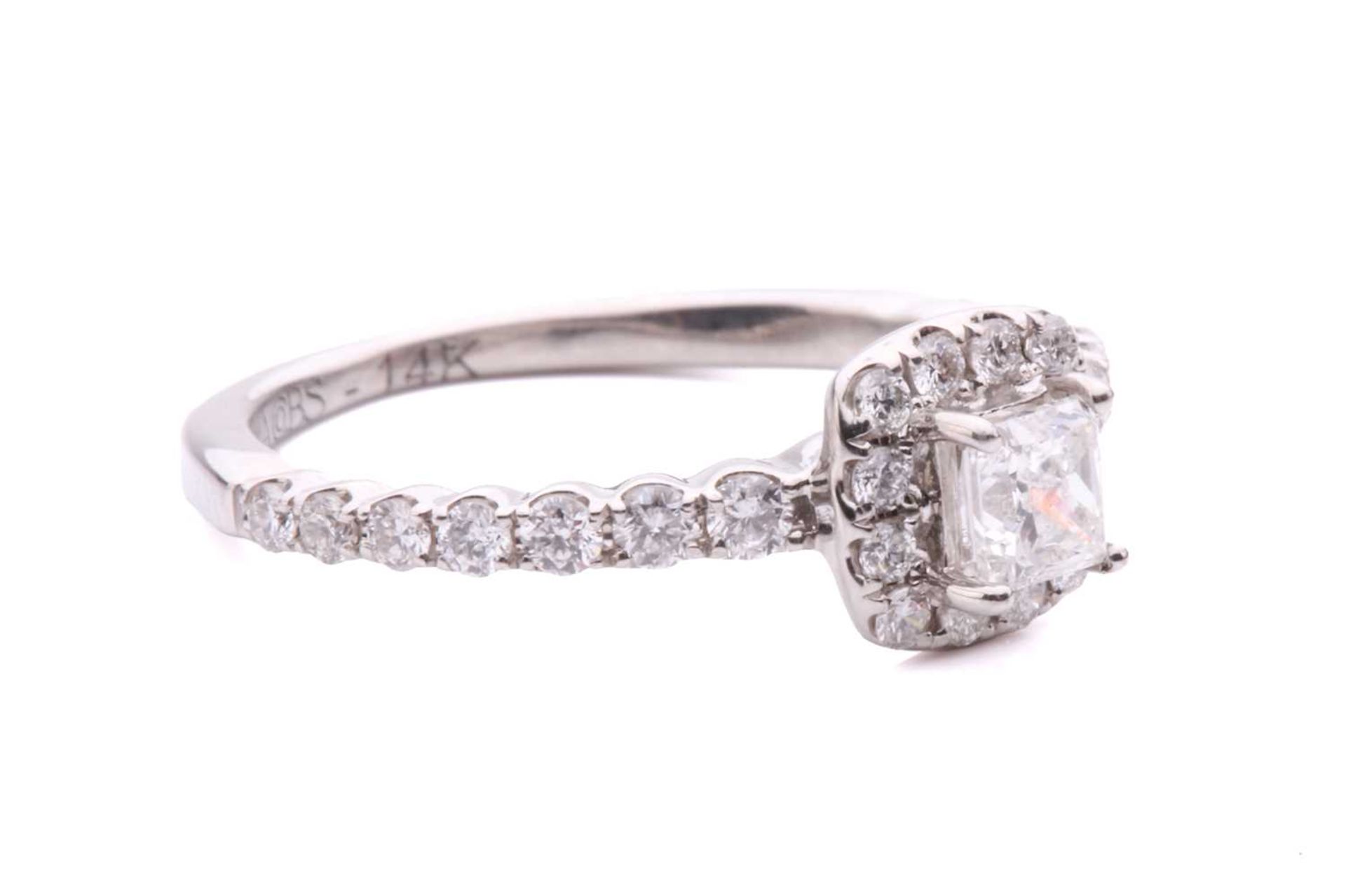 A princess-cut diamond halo ring, with a central claw set princess-cut diamond measuring 3.6x3.3mm - Bild 4 aus 5