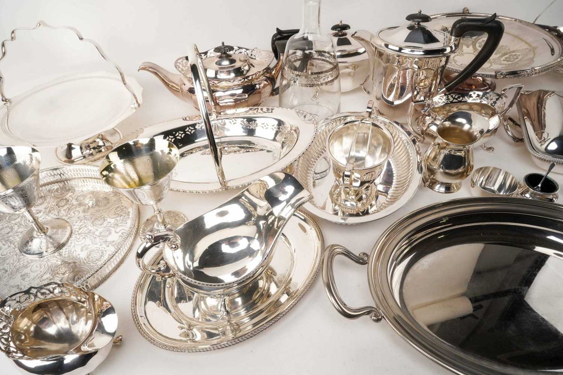 A large collection of silver plate including a three-piece tea set with pierced bands, various - Bild 2 aus 13