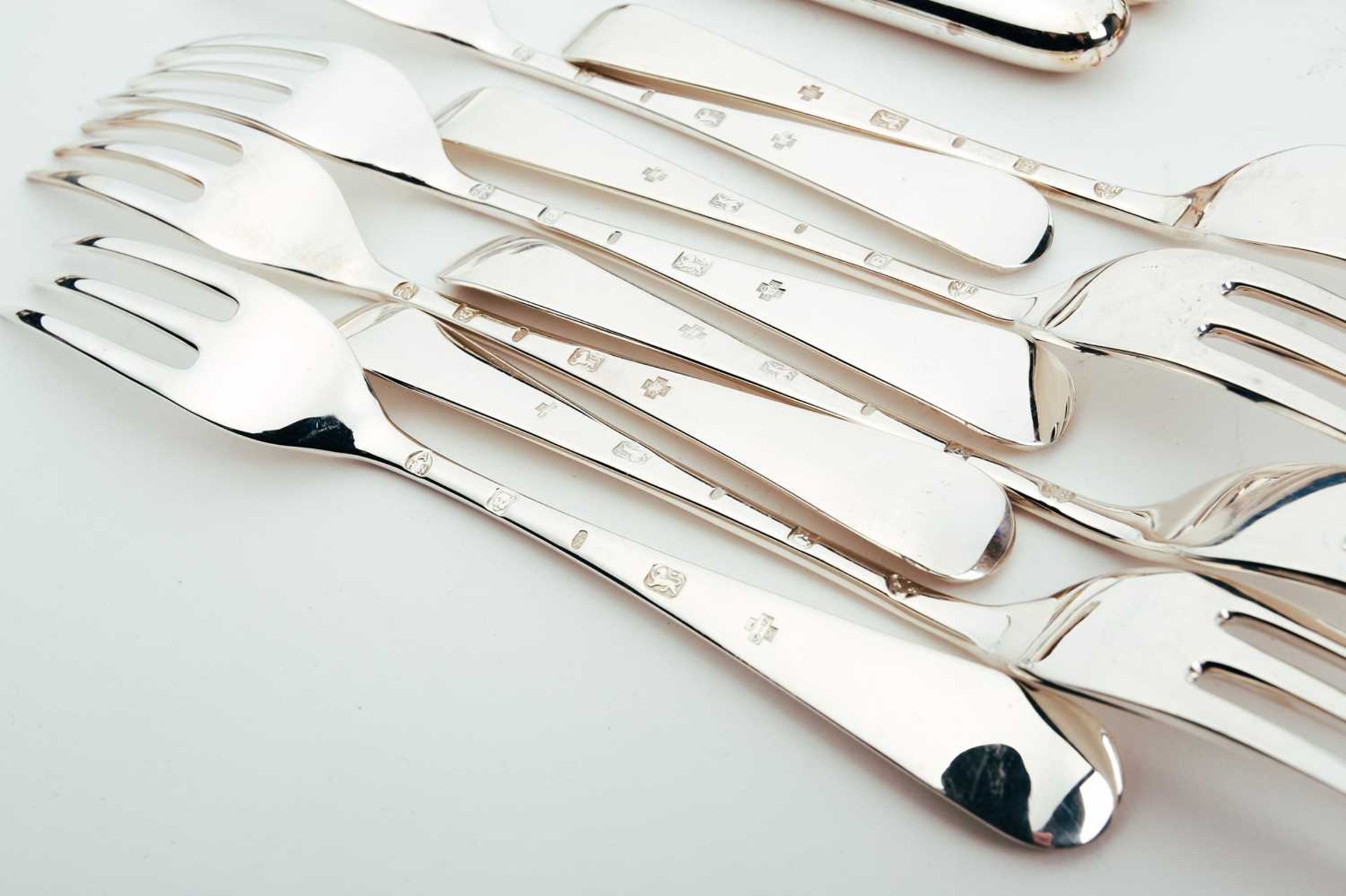 A mixed collection of modern silver flatware, forks and a large fiddle pattern ladle, London 1973 - Bild 3 aus 10