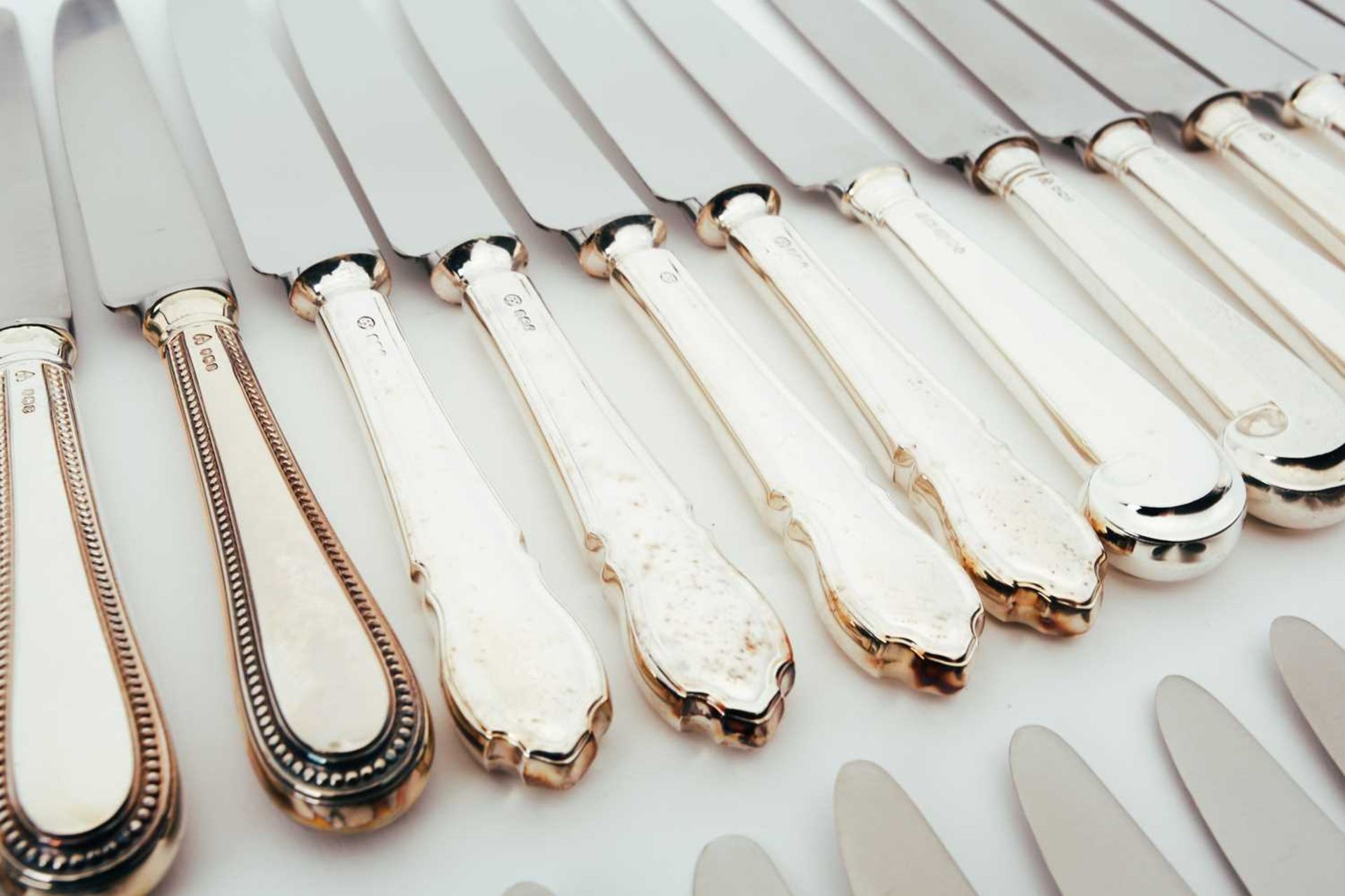 A mixed collection of various modern silver-handled cutlery, some with beaded borders, the others - Image 6 of 8