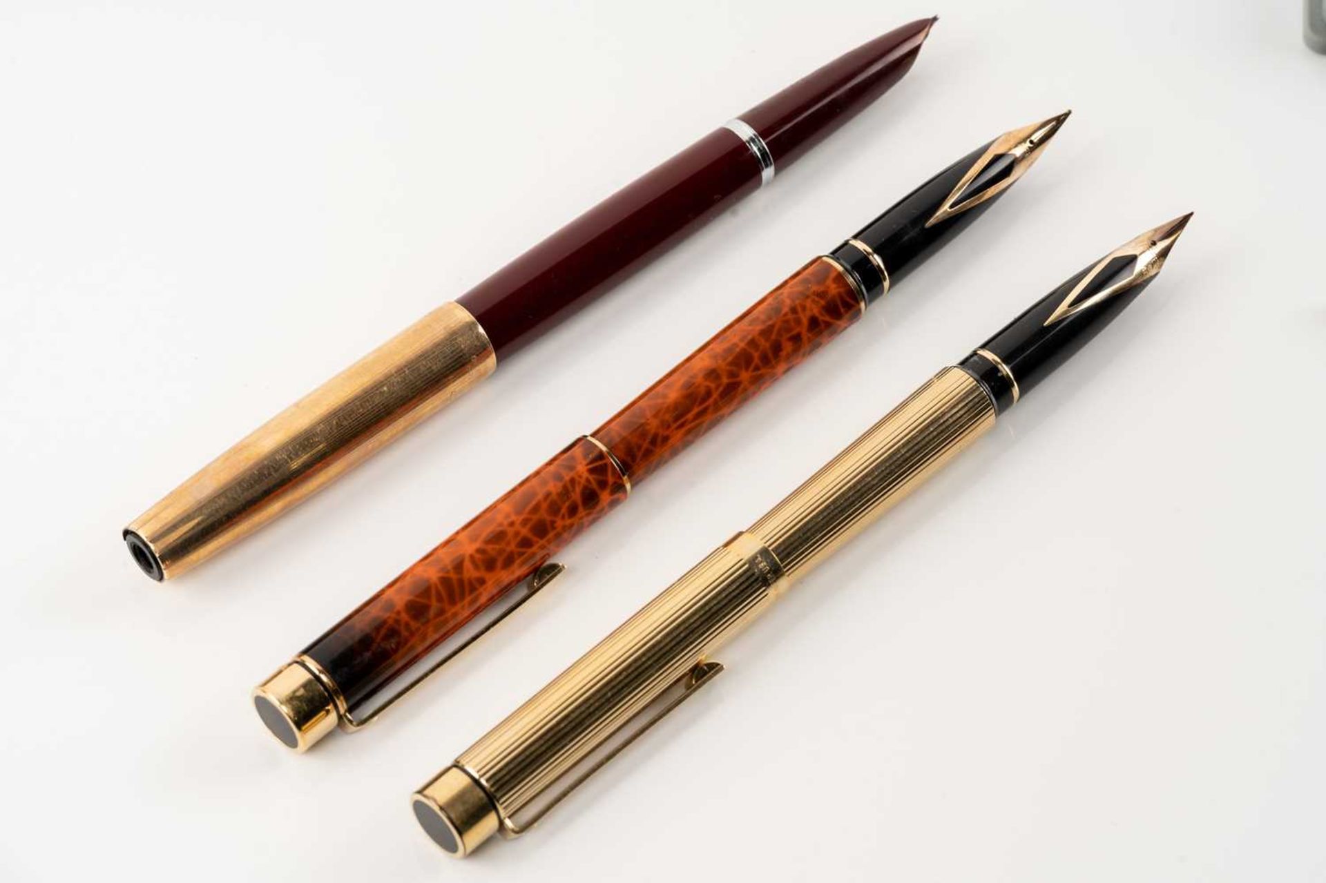 A group of six pens comprising a Sheaffer fountain pen with the nib marked 585, an early 20th - Bild 3 aus 4