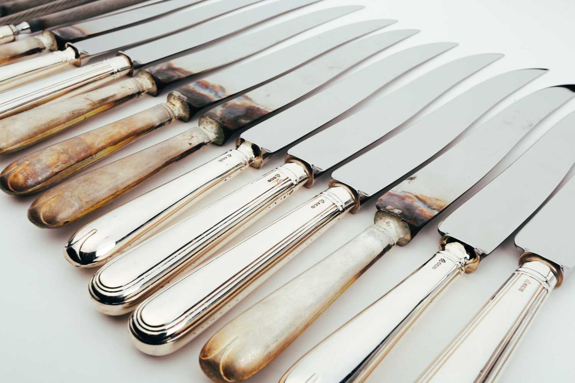 A mixed collection of modern silver-handled carving knives and silver-handled sharpening steels - Image 7 of 7