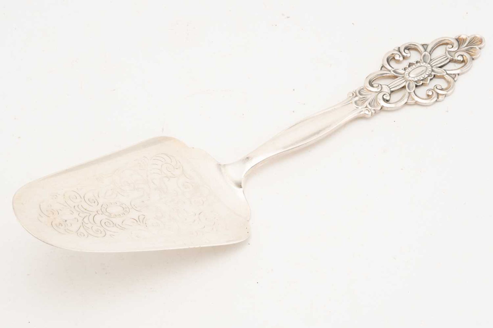 A composite set of Norwegian silver plated flatware; consisting of a rectangular serving platter, - Bild 13 aus 22