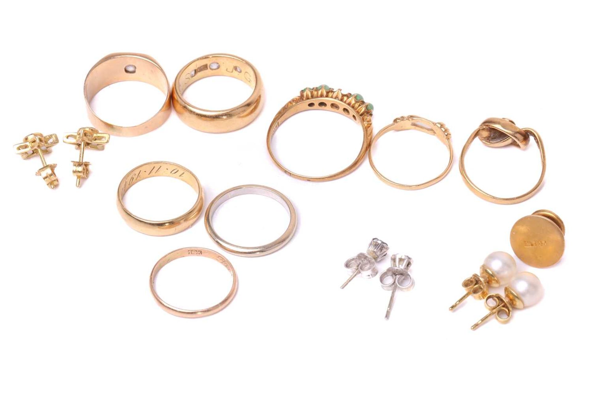 A collection of rings and three pairs of stud earrings; including a three-stone gypsy ring with - Bild 2 aus 7