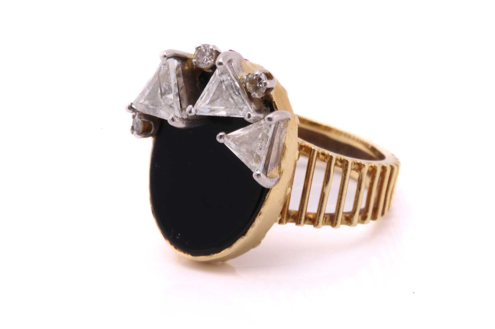 An 18ct gold Modernist ring set with onyx and diamonds, featuring three triangular step-cut diamonds - Image 3 of 7