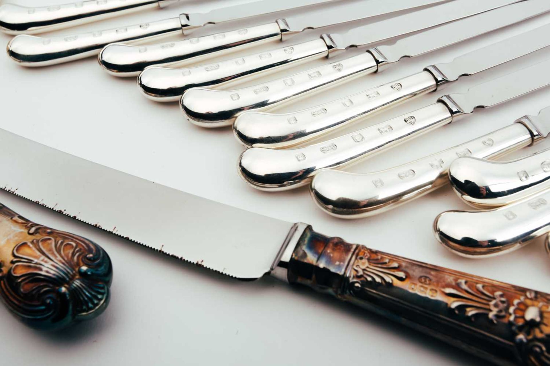 A mixed collection of various modern silver-handled knives, some with pistol grip handles - Image 8 of 13