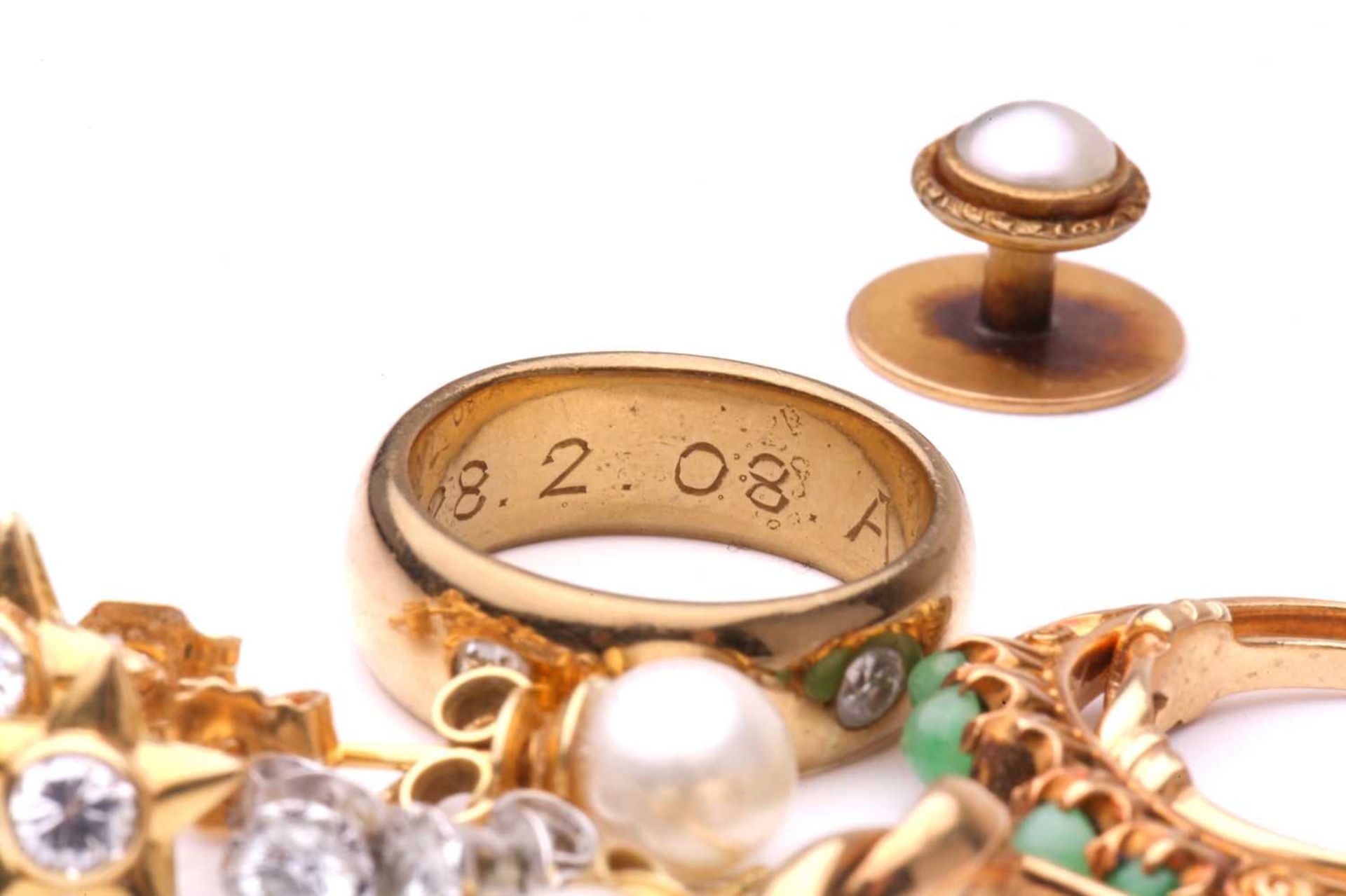 A collection of rings and three pairs of stud earrings; including a three-stone gypsy ring with - Bild 7 aus 7