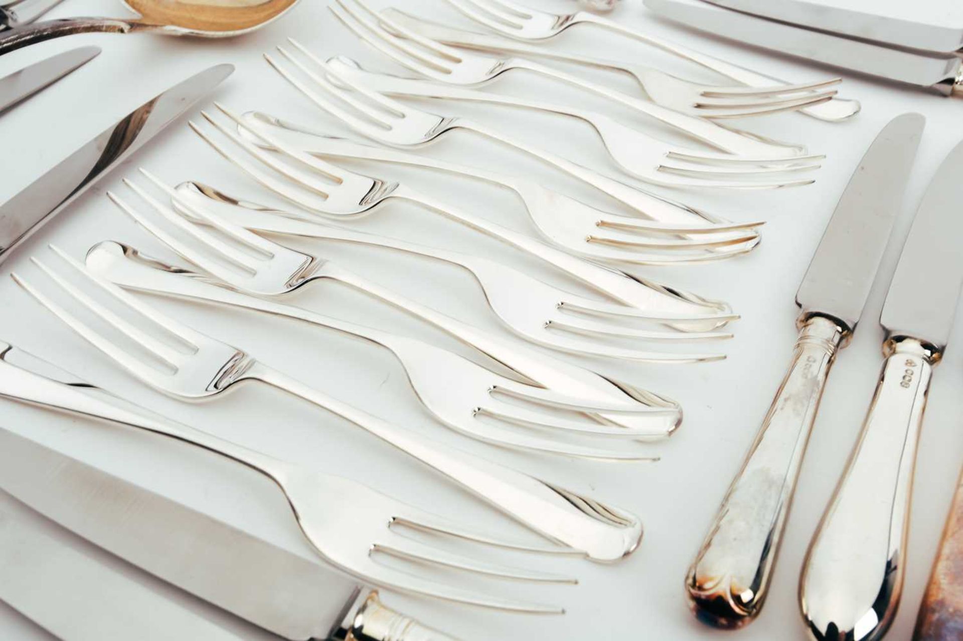 A mixed collection of modern silver flatware, forks and a large fiddle pattern ladle, London 1973 - Bild 2 aus 10