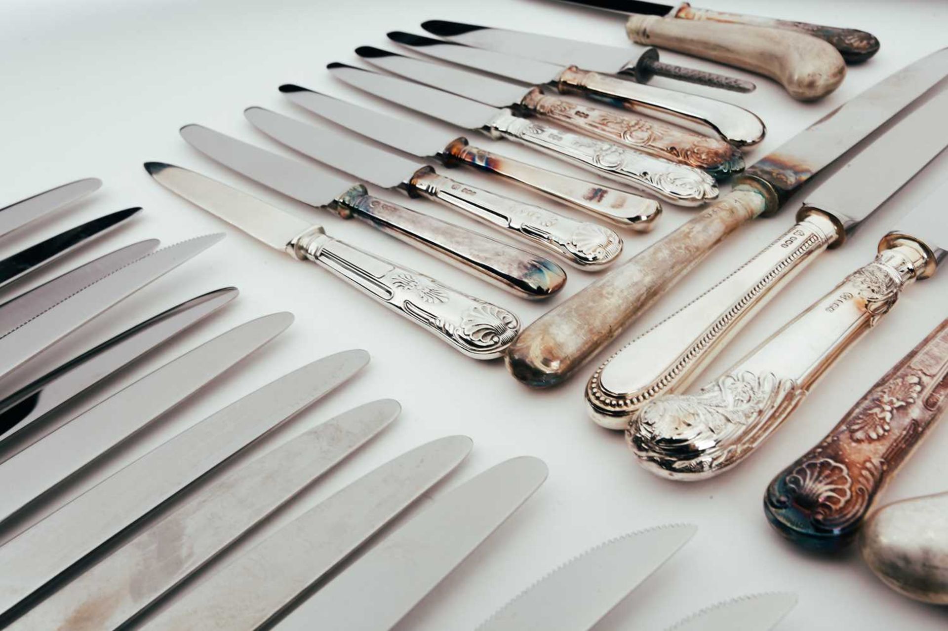 A large mixed collection of various modern silver-handled knives. - Bild 8 aus 12