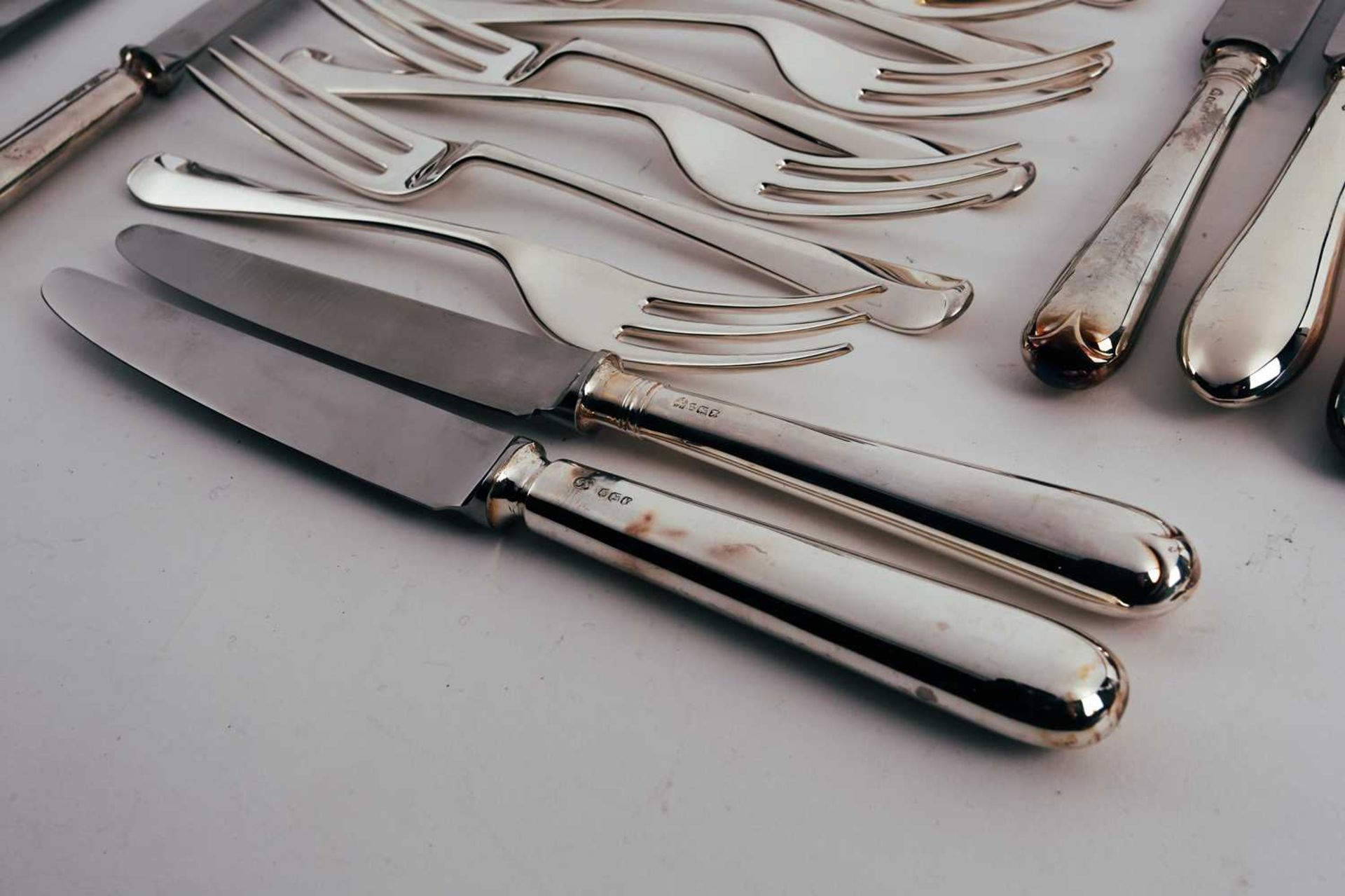 A mixed collection of modern silver flatware, forks and a large fiddle pattern ladle, London 1973 - Bild 8 aus 10