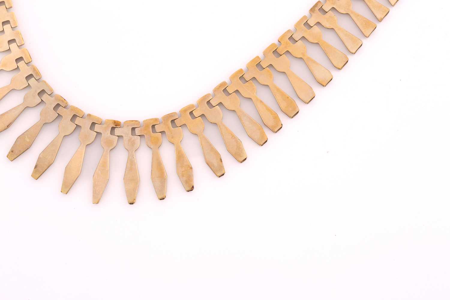 A fringe necklace in 9ct yellow gold, featuring an array of articulated and textured fringes in - Image 5 of 6
