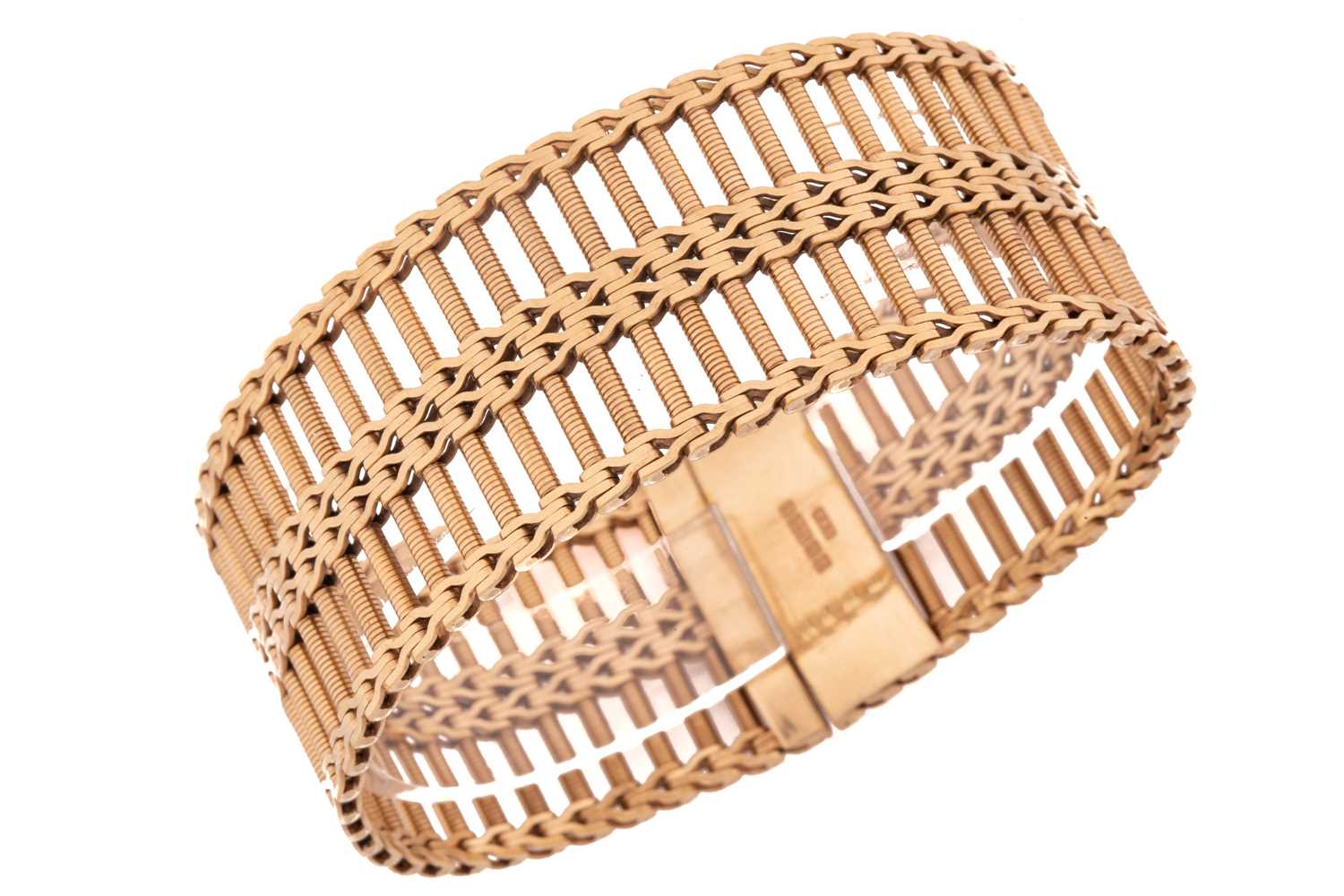 A 9ct yellow gold bracelet, comprising articulated links of reeded rod form, fastened with a