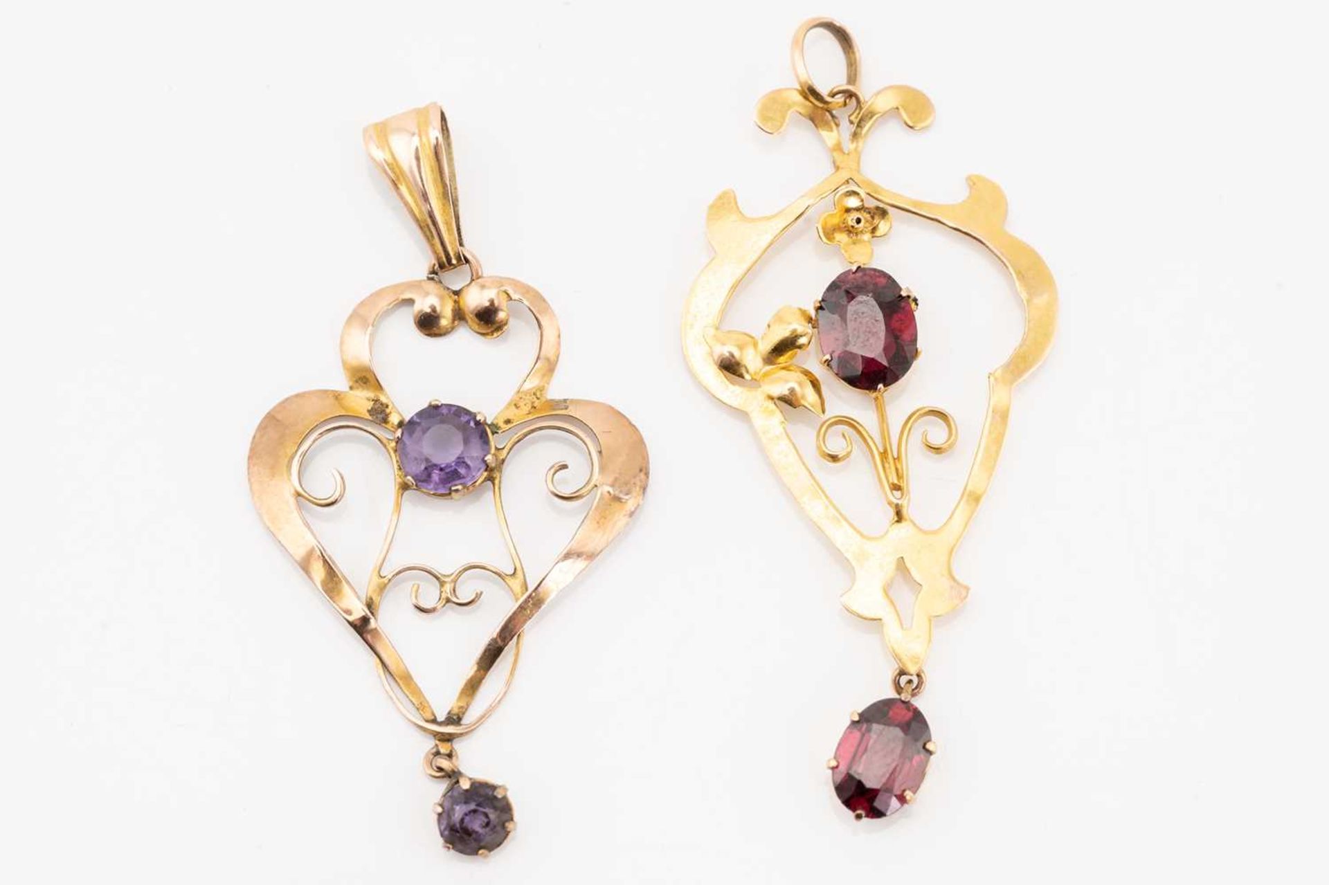 A collection of five pendants comprising an amethyst and seed pearl pendant, two gem and paste set - Bild 7 aus 8