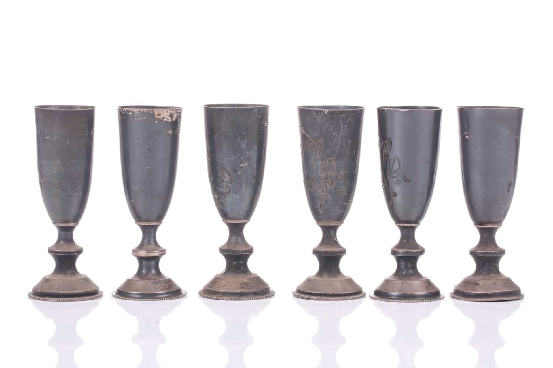 Three pairs of Russian silver vodka cups, each engraved with buildings and foliage, a set of six - Bild 8 aus 9