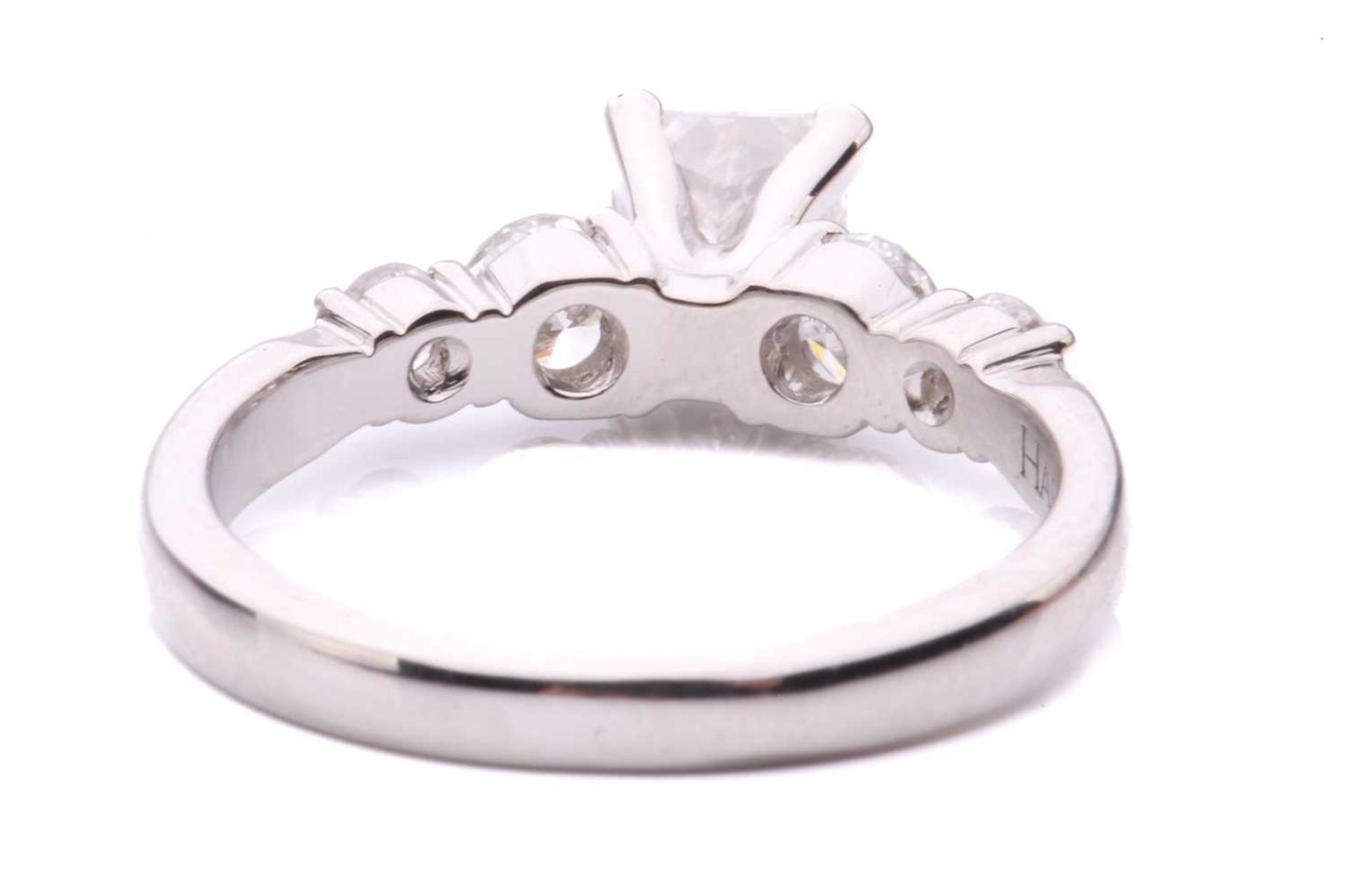 A princess-cut diamond ring with diamond set shoulders, with a central claw set princess-cut diamond - Bild 3 aus 5